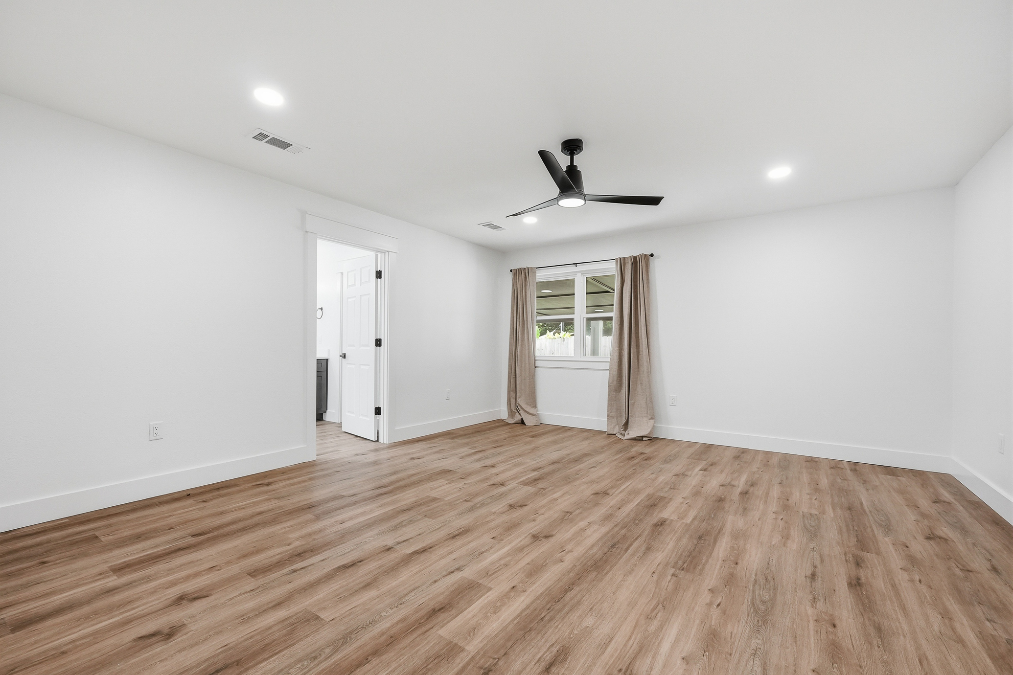  Move-In Ready Pool Home with Thoughtful Modern Updates - 物件實景