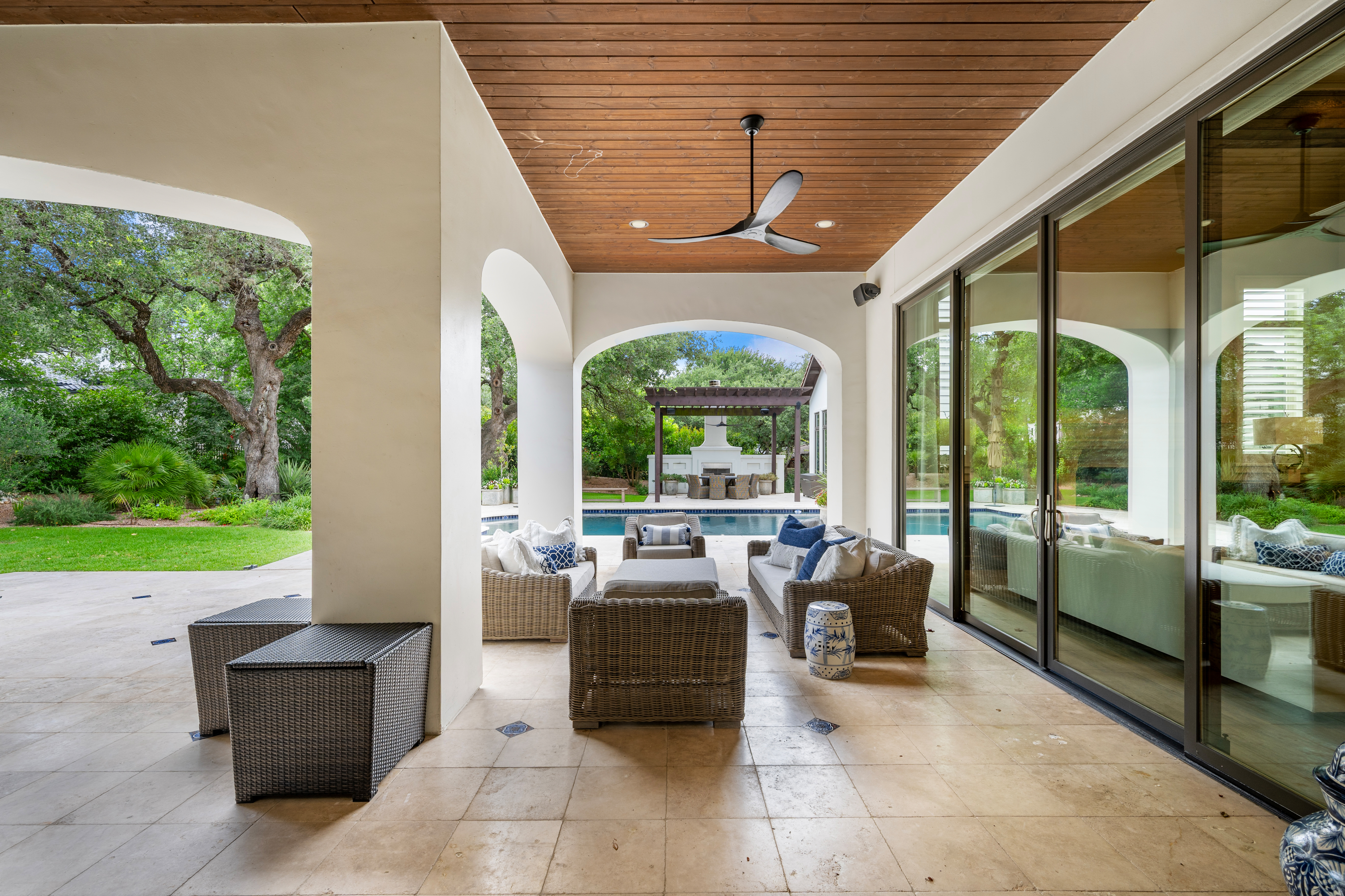  Defined By Timeless Santa Barbara Architecture And Exceptional Craftsmanship - 物件實景