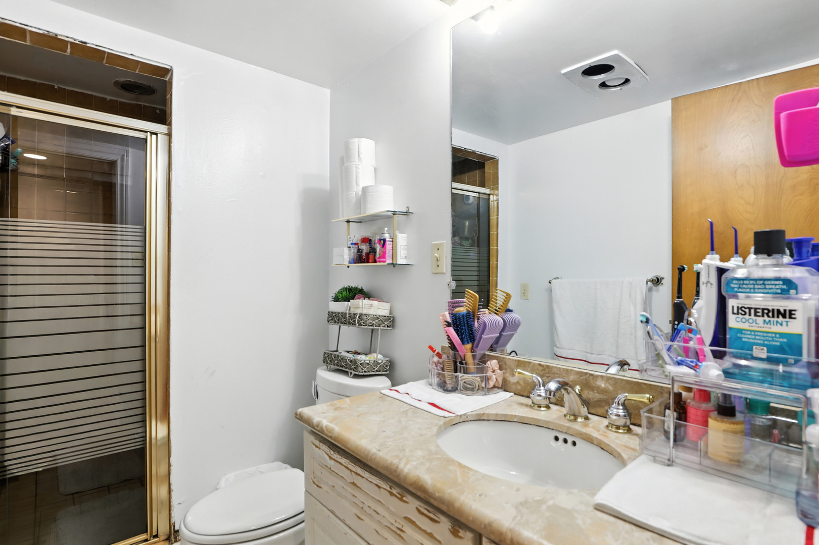 Lincolnwood, Illinois, 60712, United States, 3 Bedrooms Bedrooms, ,2 BathroomsBathrooms,Residential,For Sale,1951315