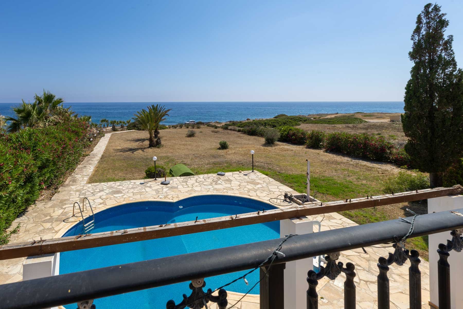  Seafront Plot with a Detached House for redevelopment in Sea Caves, Paphos - 物件實景