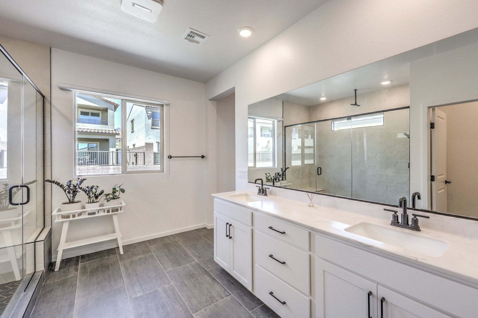  Beautifully Upgraded 2-Story Home in a Gated Community in Summerlin West - 物件實景