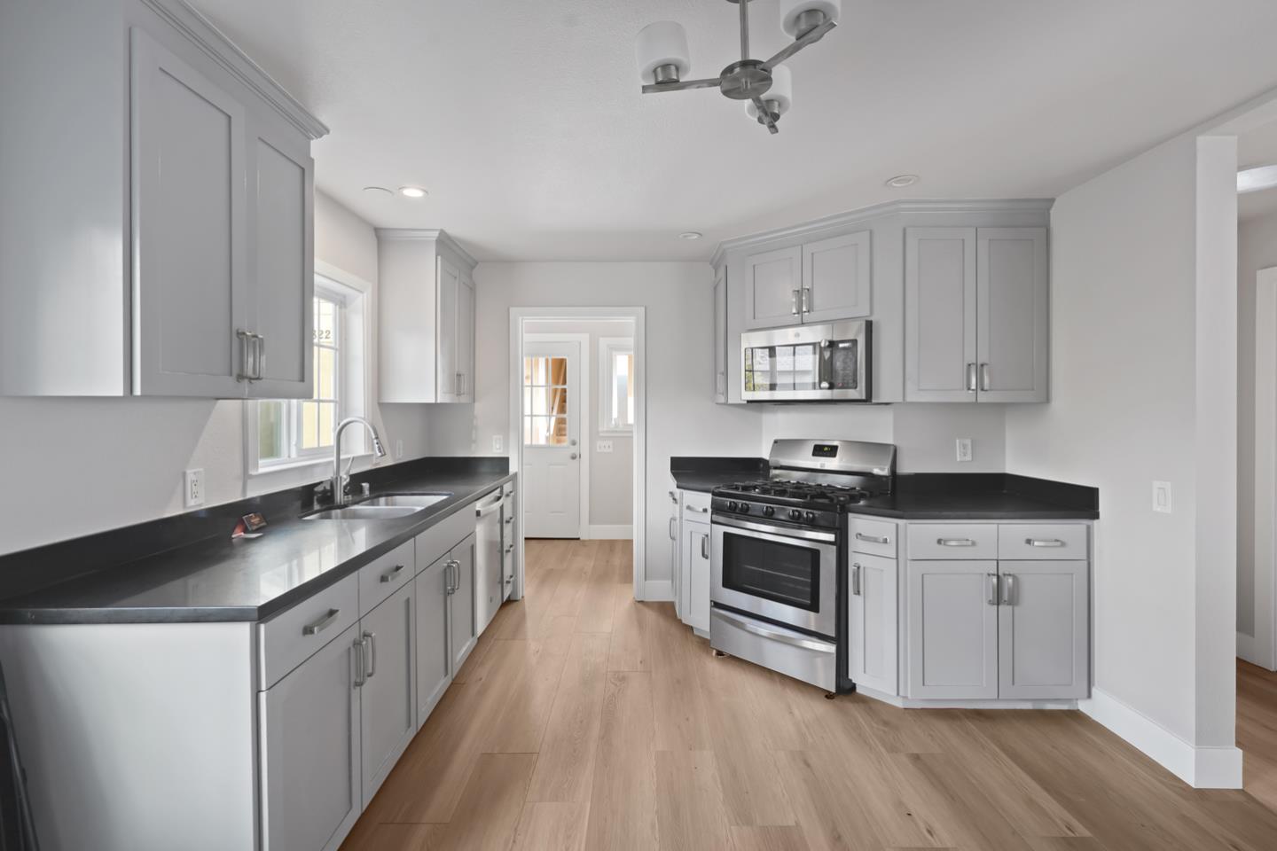 Mountain View, California, 94043, United States, 4 Bedrooms Bedrooms, ,3 BathroomsBathrooms,Residential,For Sale,1992063