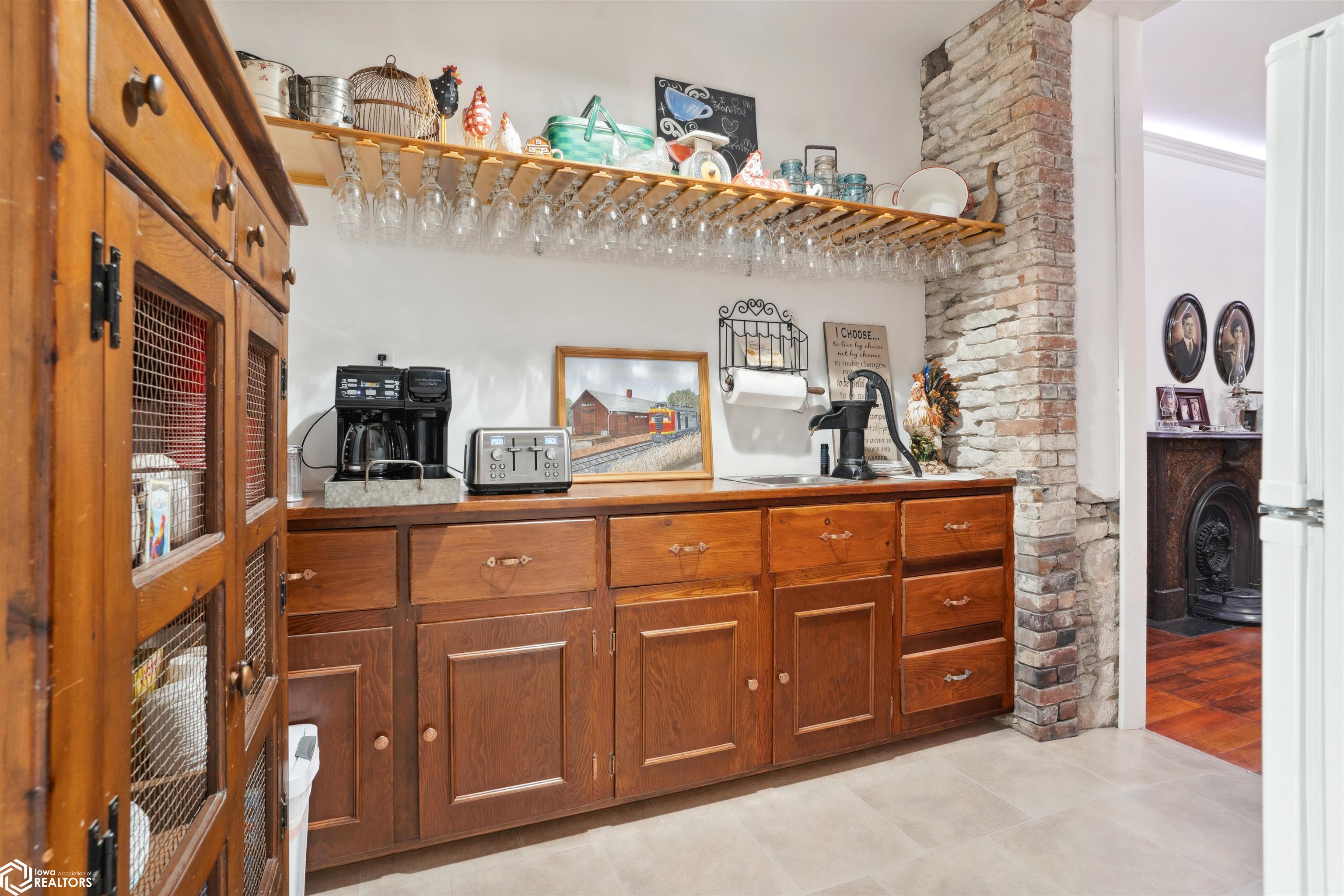 Dallas City, Illinois, 62330, United States, 8 Bedrooms Bedrooms, ,7 BathroomsBathrooms,Residential,For Sale,1980104