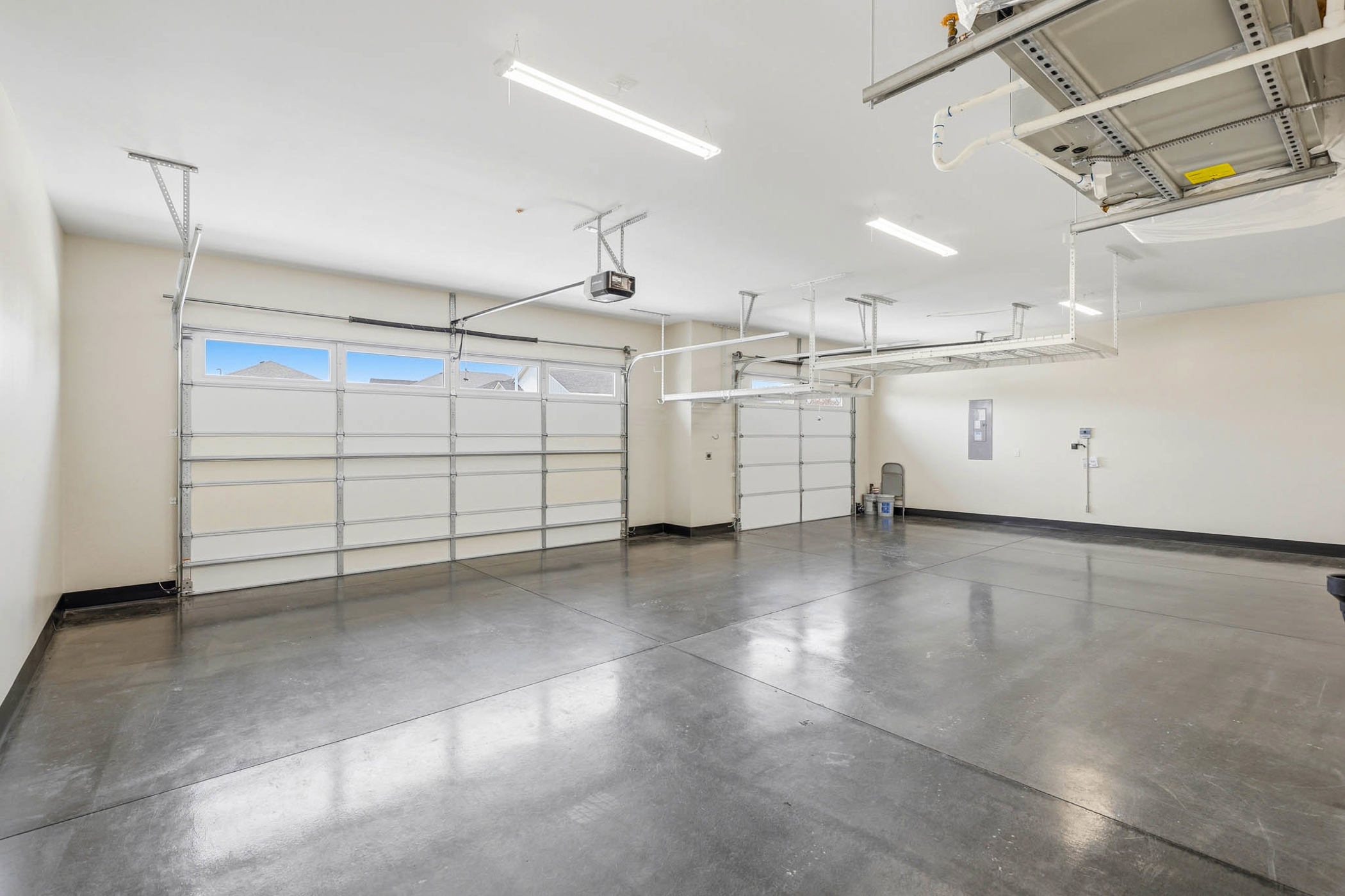  Large Rooms. Four-Car Garage. One Perfect Fit. - 物件實景