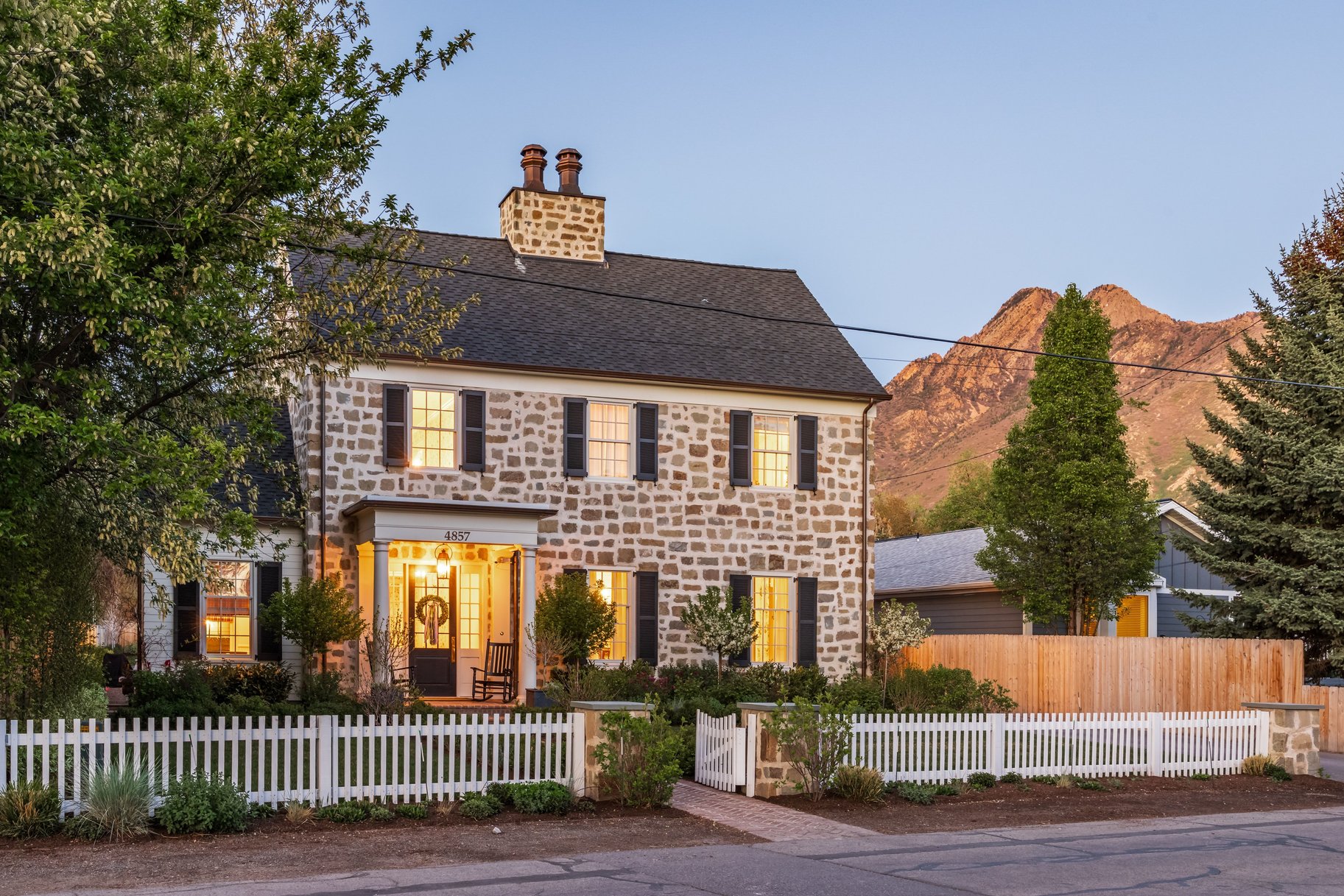  Timeless Colonial Charm Meets Refined Modern Luxury In This Storybook Retreat - 物件實景