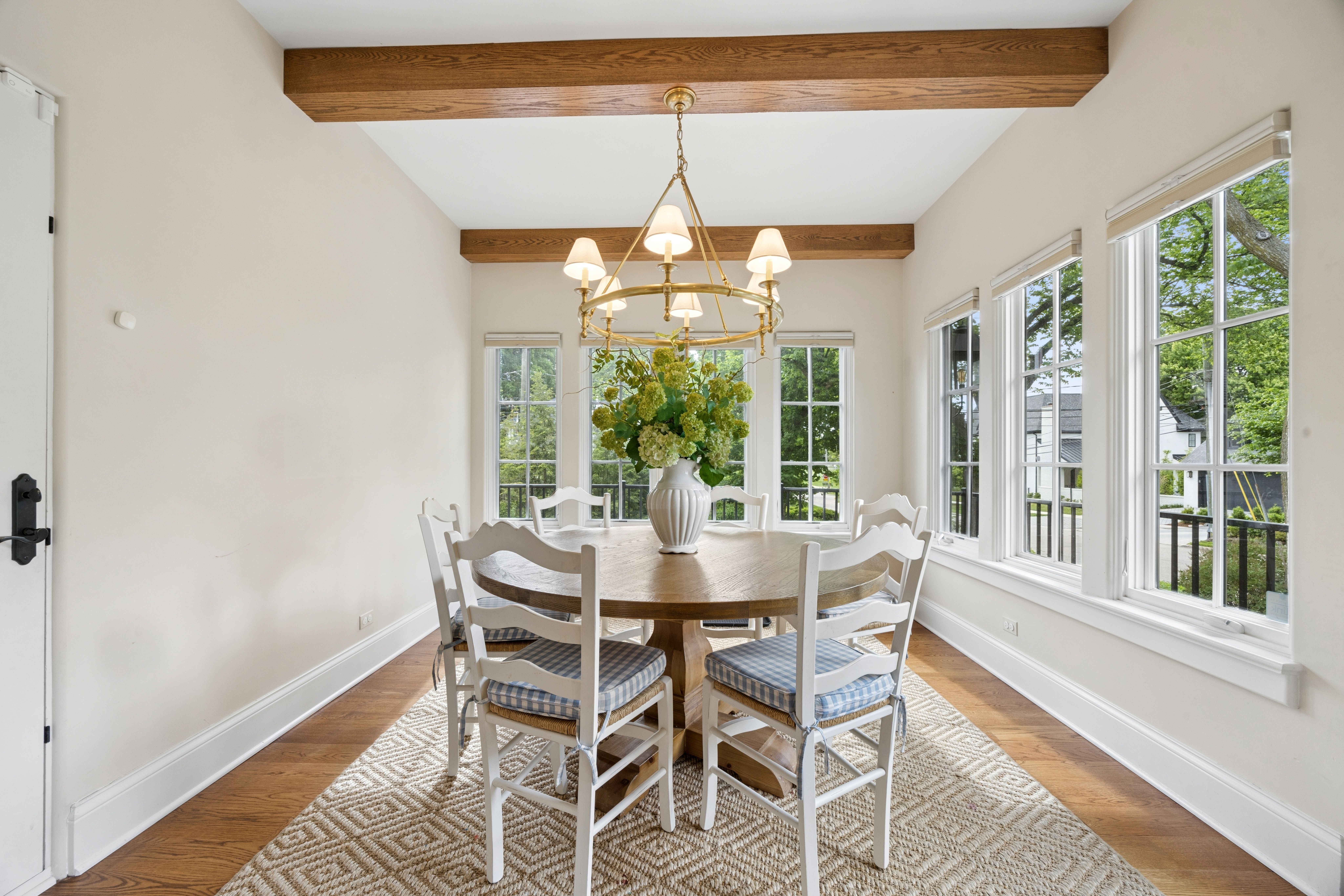  Timeless Architectural Detail with Warm, Inviting Living Spaces - 物件實景