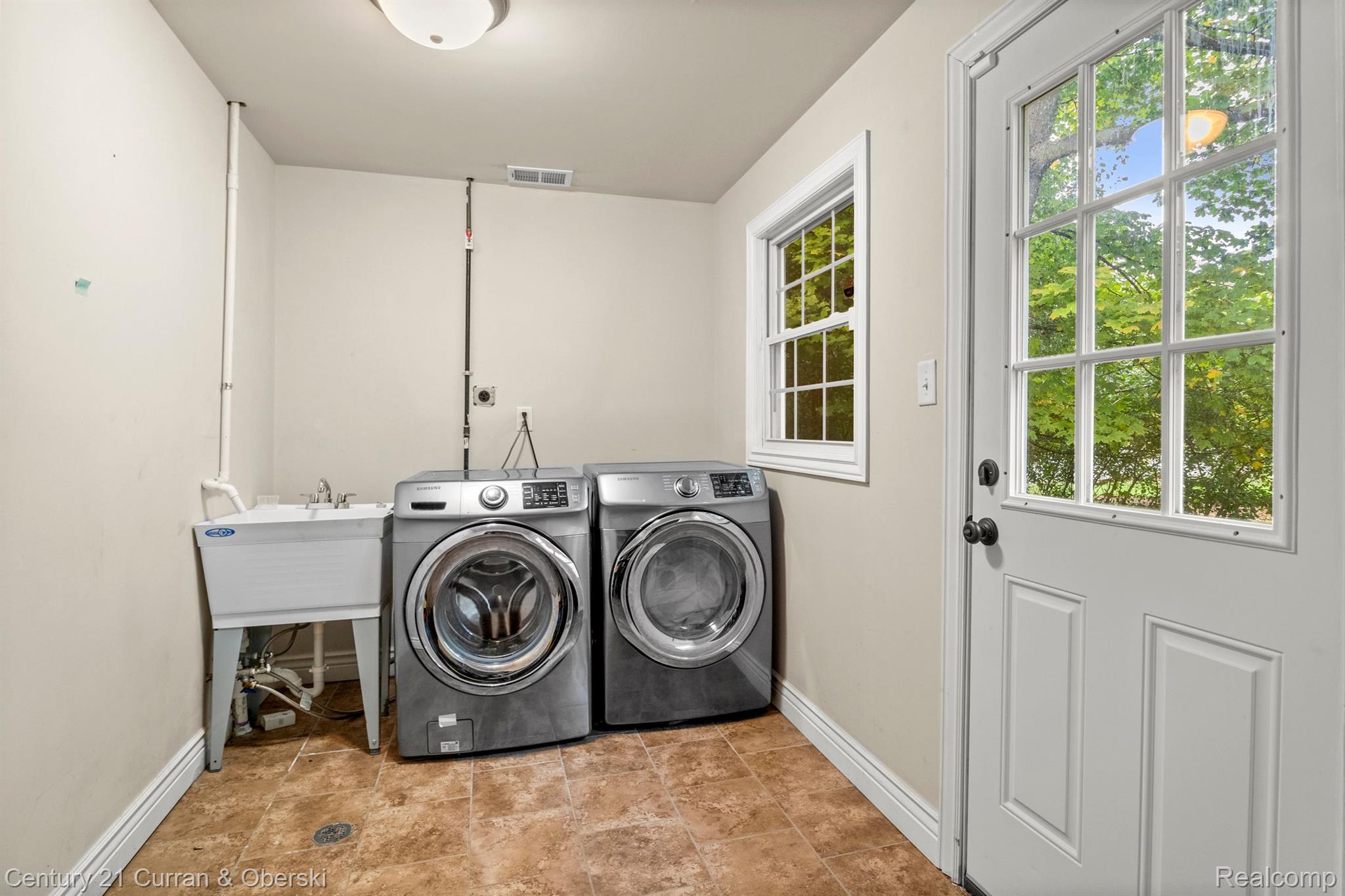 West Bloomfield Charter Township, Michigan, 48322, United States, 4 Bedrooms Bedrooms, ,3 BathroomsBathrooms,Residential,For Sale,1977559