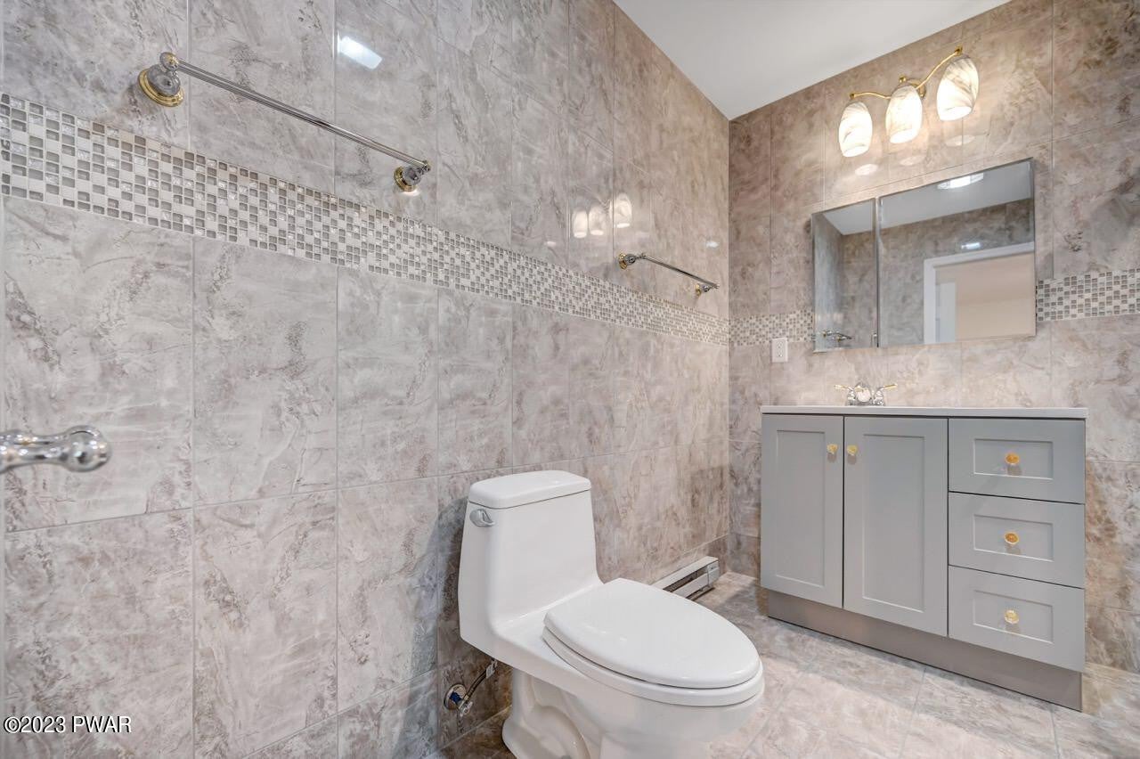 Lake Ariel, Pennsylvania, 18436, United States, 4 Bedrooms Bedrooms, ,4 BathroomsBathrooms,Residential,For Sale,2010728