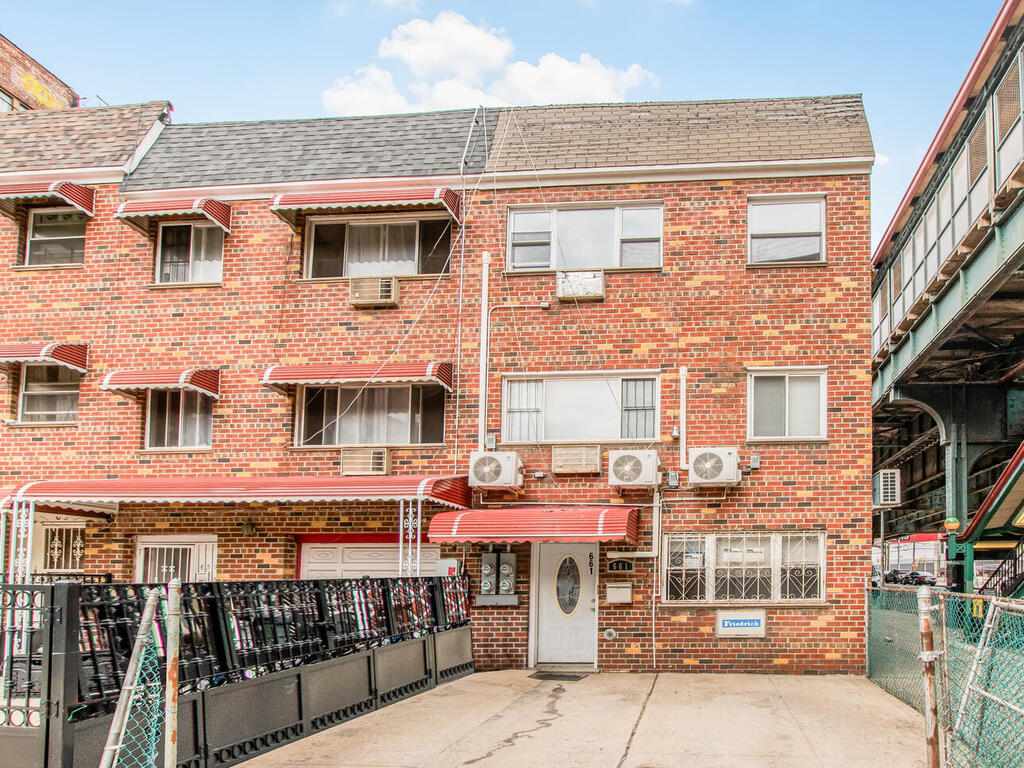 Bronx, New York, 10462, United States, 8 Bedrooms Bedrooms, ,3 BathroomsBathrooms,Residential,For Sale,1981445