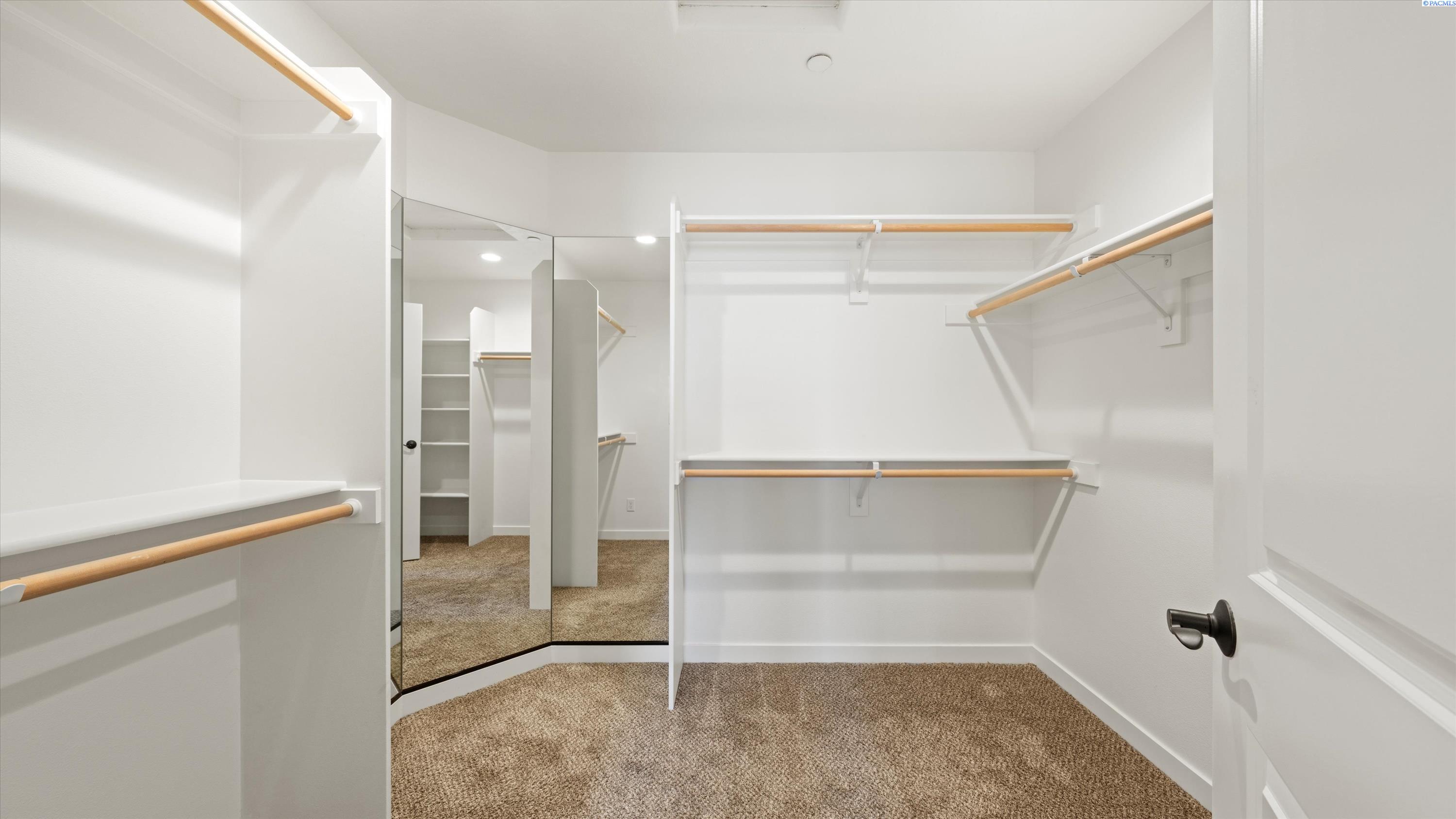 Richland, Washington, 99352, United States, 5 Bedrooms Bedrooms, ,3 BathroomsBathrooms,Residential,For Sale,1947439