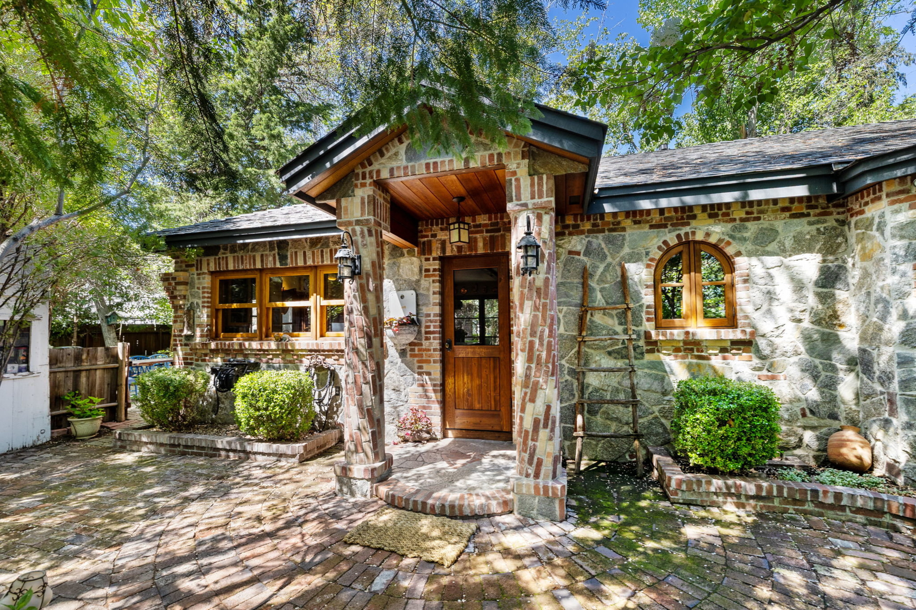  Historic home with 2 guest homes on 1.24 acres with a pool - 物件實景