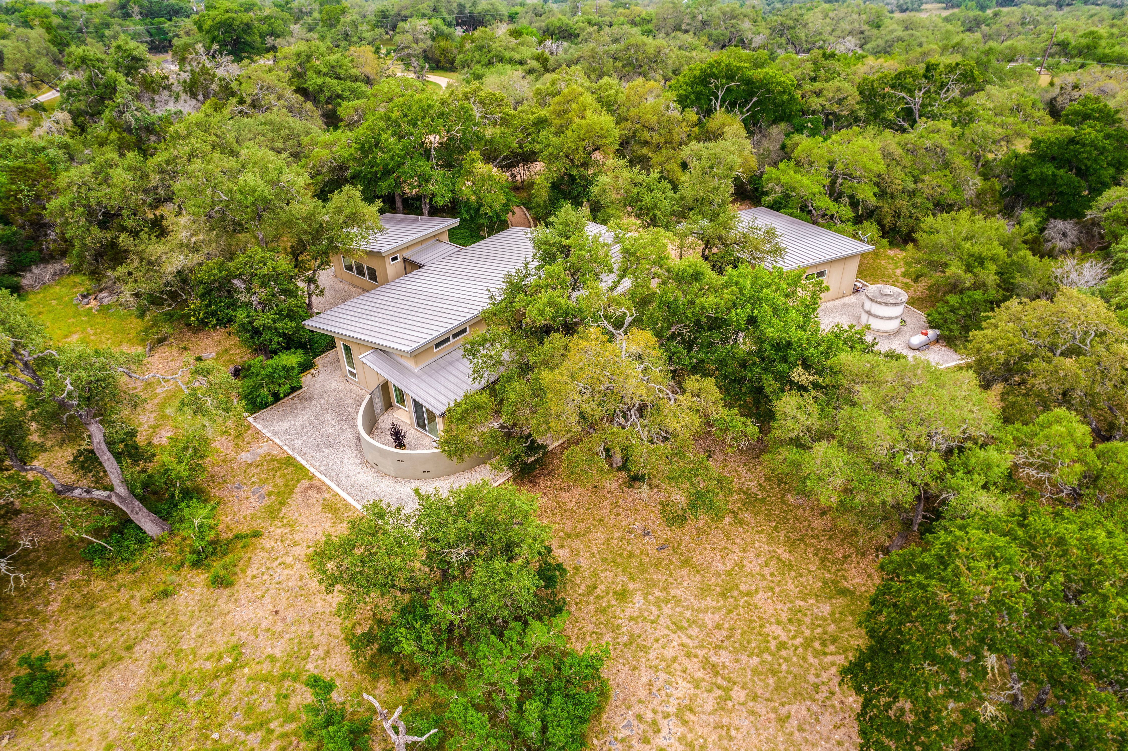  A Modern Hill Country Retreat on 5 Lush Acres - 物件實景