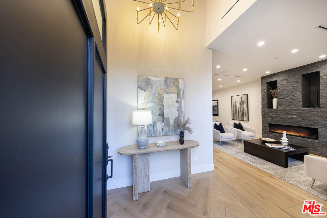 Los Angeles, California, 90048, United States, 4 Bedrooms Bedrooms, ,2 BathroomsBathrooms,Residential,For Sale,1862475