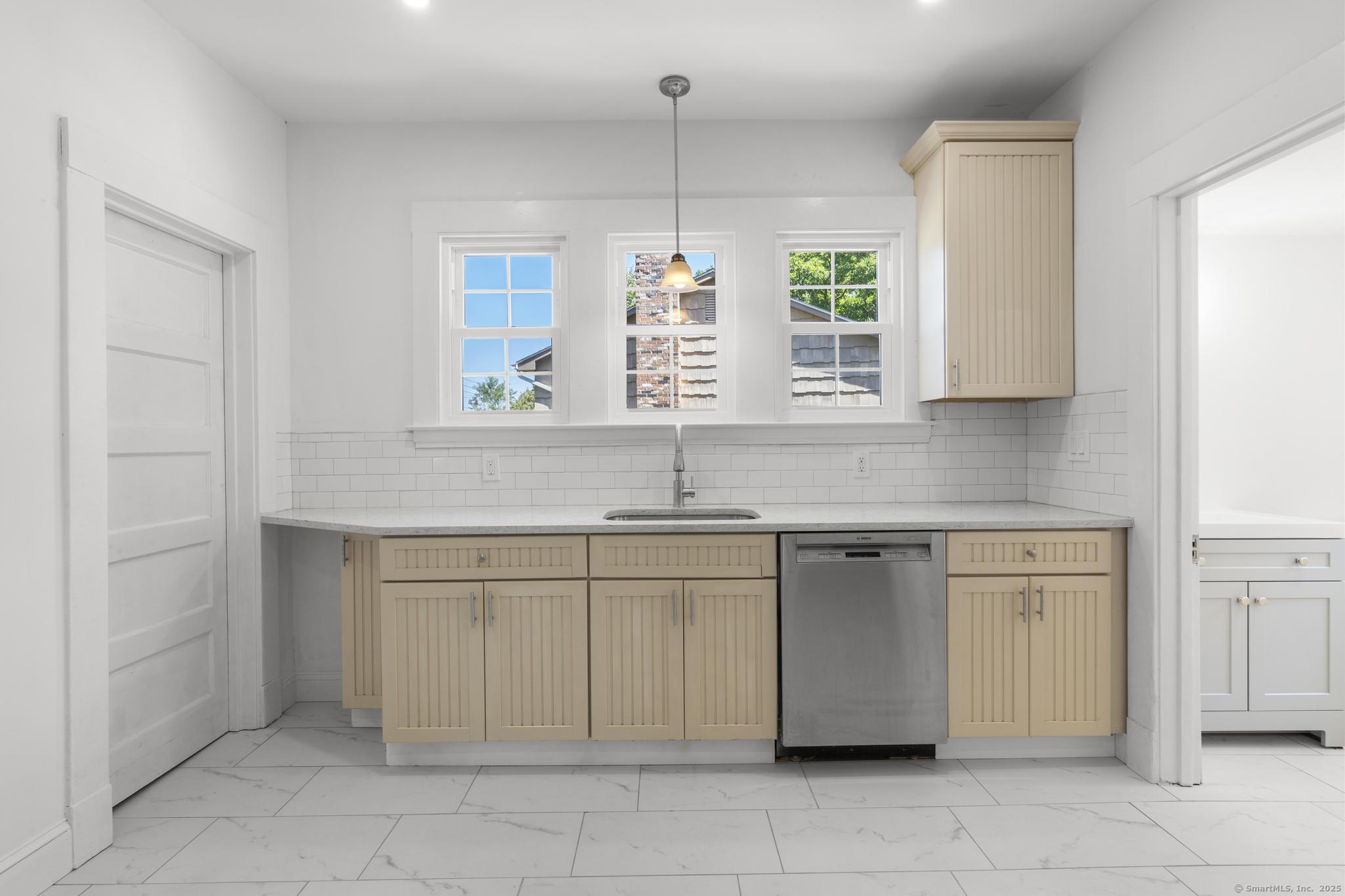 Milford, Connecticut, 06460, United States, 3 Bedrooms Bedrooms, ,3 BathroomsBathrooms,Residential,For Sale,1924915