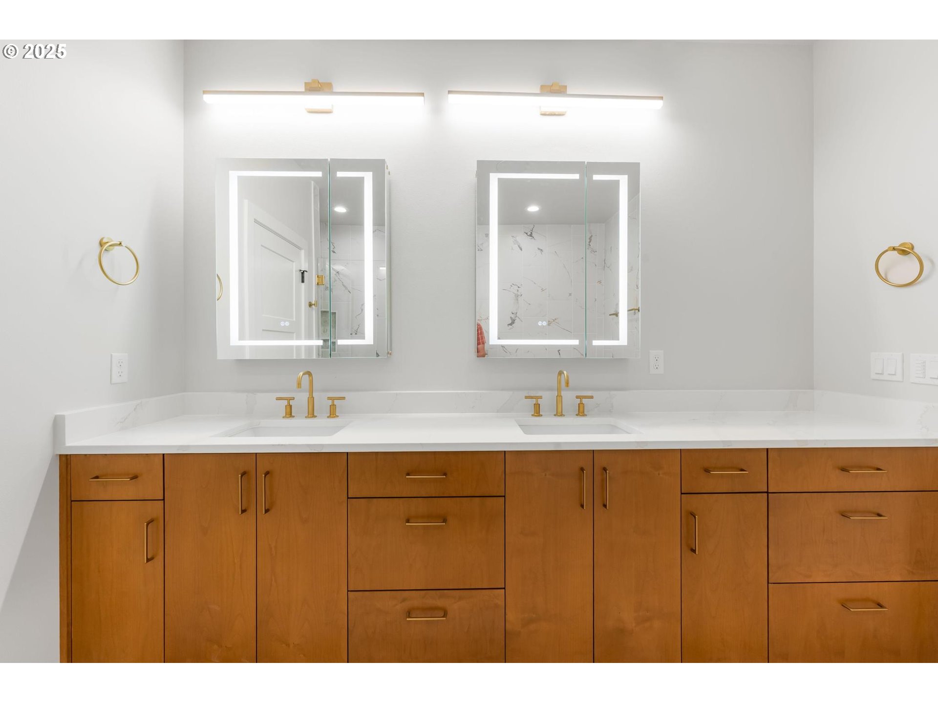 Portland, Oregon, 97219, United States, 3 Bedrooms Bedrooms, ,2 BathroomsBathrooms,Residential,For Sale,1699870