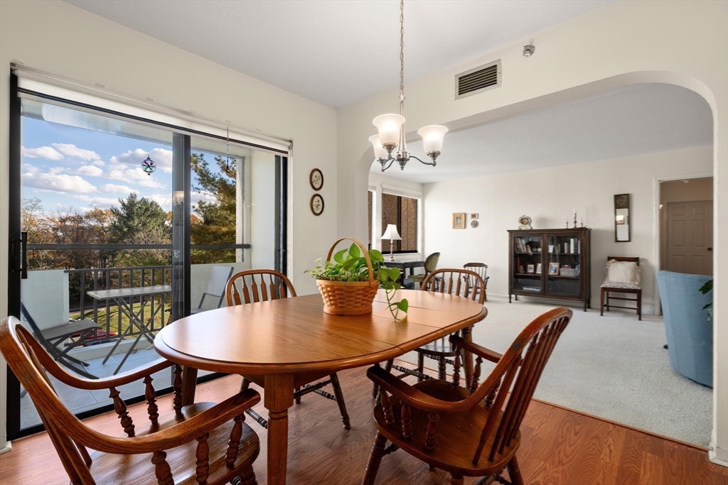 Newton, Massachusetts, 02467, United States, 2 Bedrooms Bedrooms, ,2 BathroomsBathrooms,Residential,For Sale,1987571