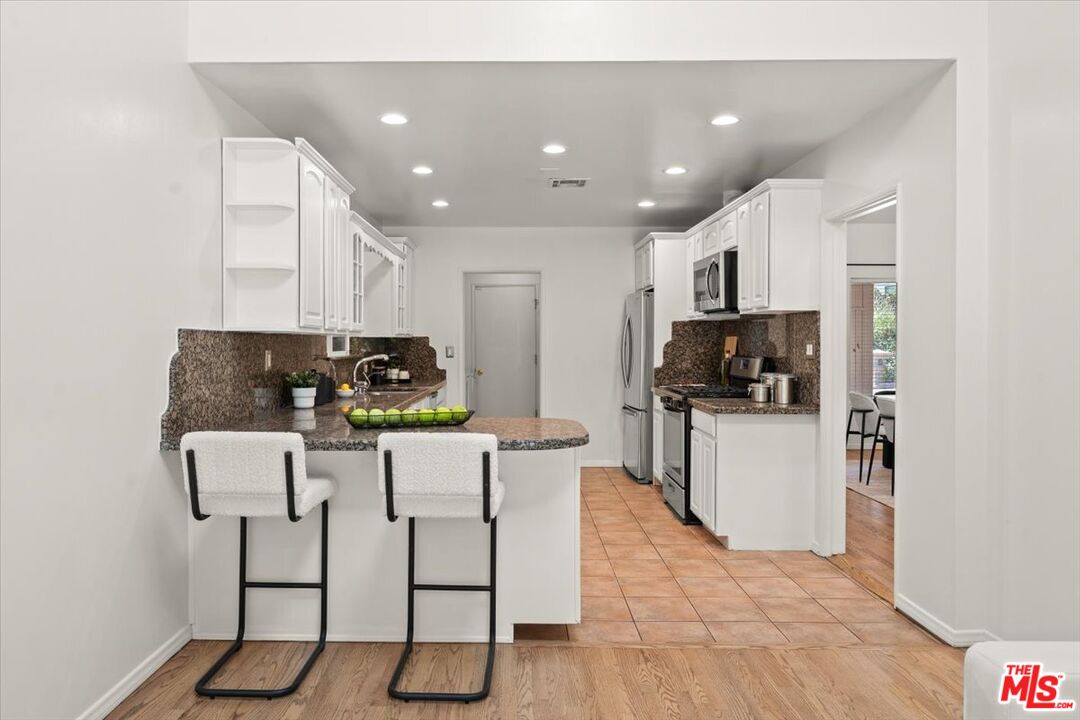 Los Angeles, California, 90049, United States, 3 Bedrooms Bedrooms, ,3 BathroomsBathrooms,Residential,For Sale,1908650