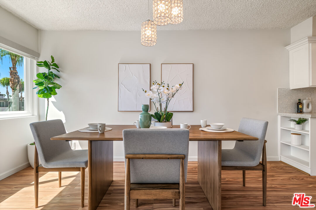 Sherman Oaks, California, 91423, United States, 2 Bedrooms Bedrooms, ,2 BathroomsBathrooms,Residential,For Sale,1920013