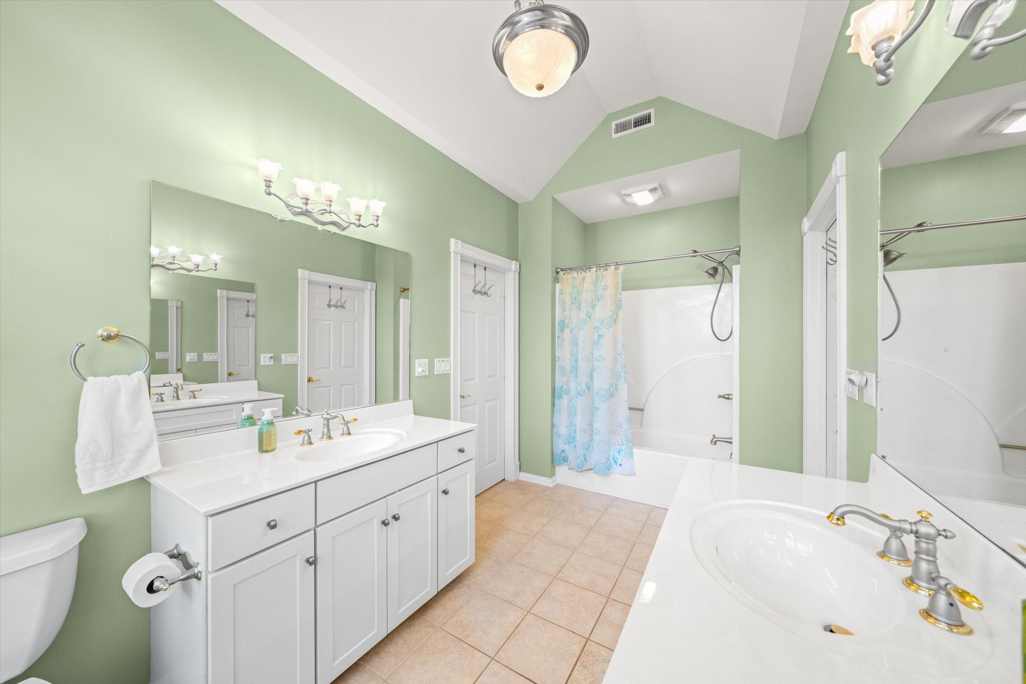 Sevierville, Tennessee, 37876-5201, United States, 3 Bedrooms Bedrooms, ,4 BathroomsBathrooms,Residential,For Sale,1810595