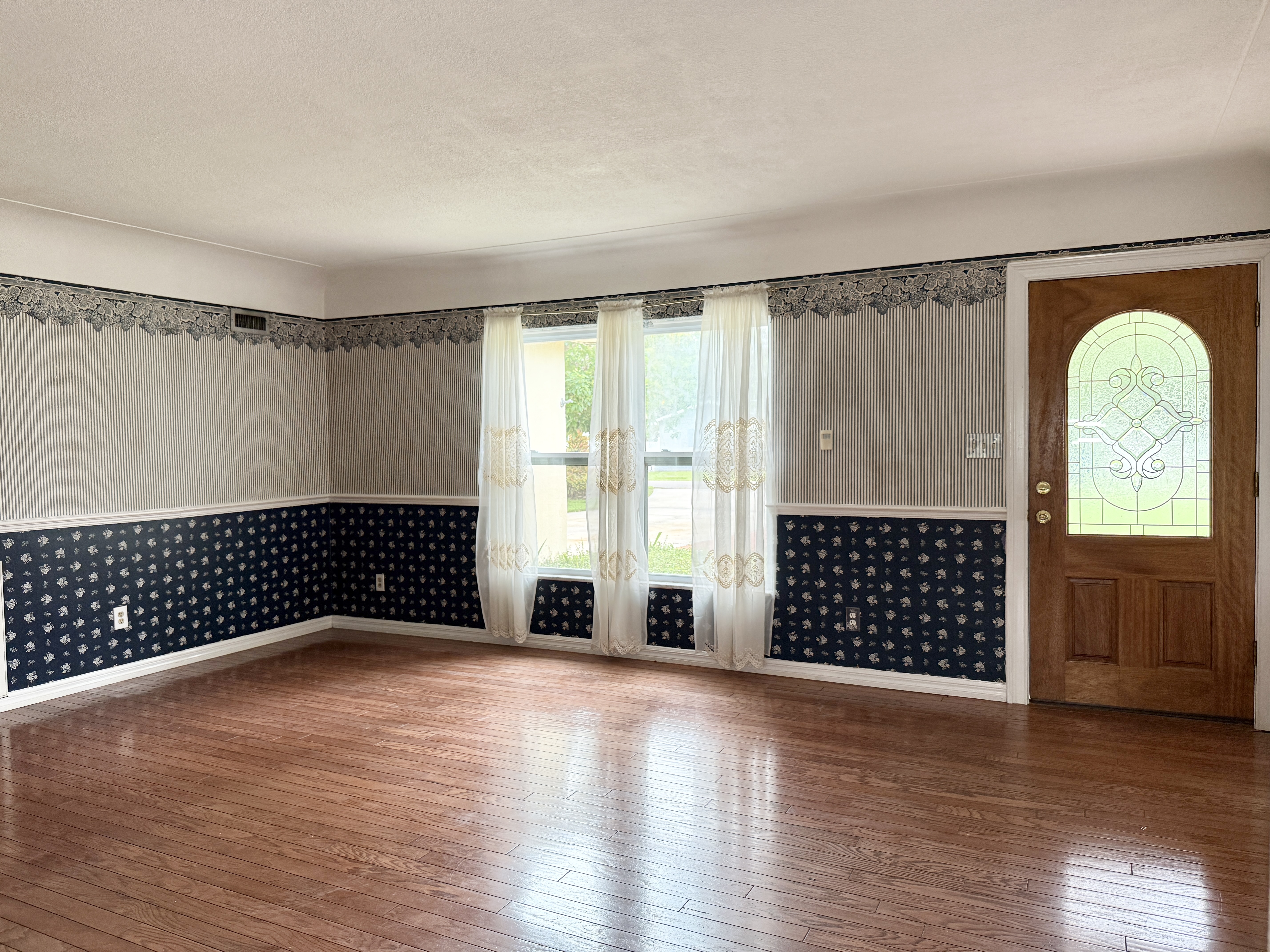 Tampa, Florida, 33618, United States, 3 Bedrooms Bedrooms, ,2 BathroomsBathrooms,Residential,For Sale,1931261