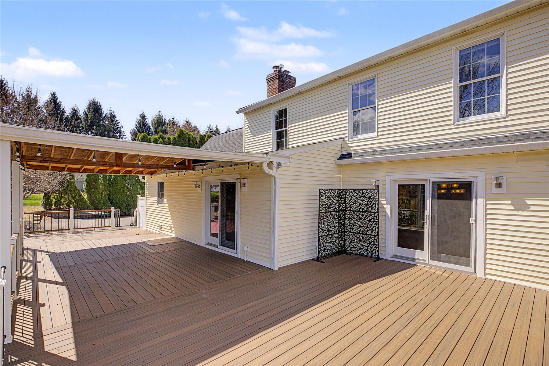  Lovely Cape Cod Home Situated on Two Private Acres - 物件實景