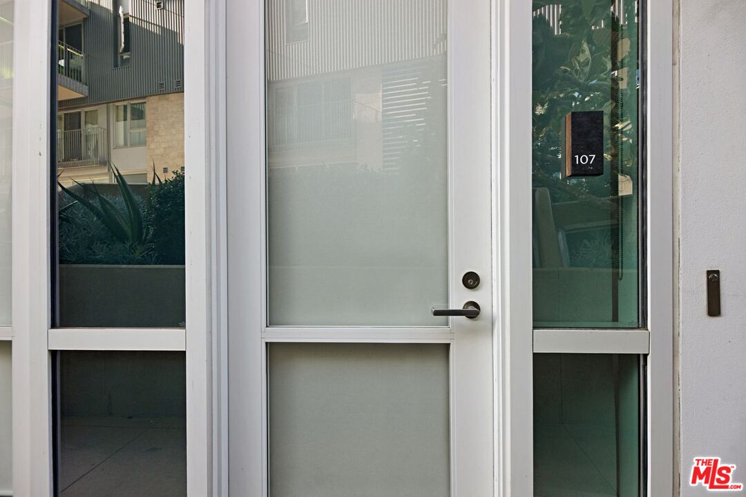 Santa Monica, California, 90401, United States, 2 Bedrooms Bedrooms, ,2 BathroomsBathrooms,Residential,For Sale,2001911