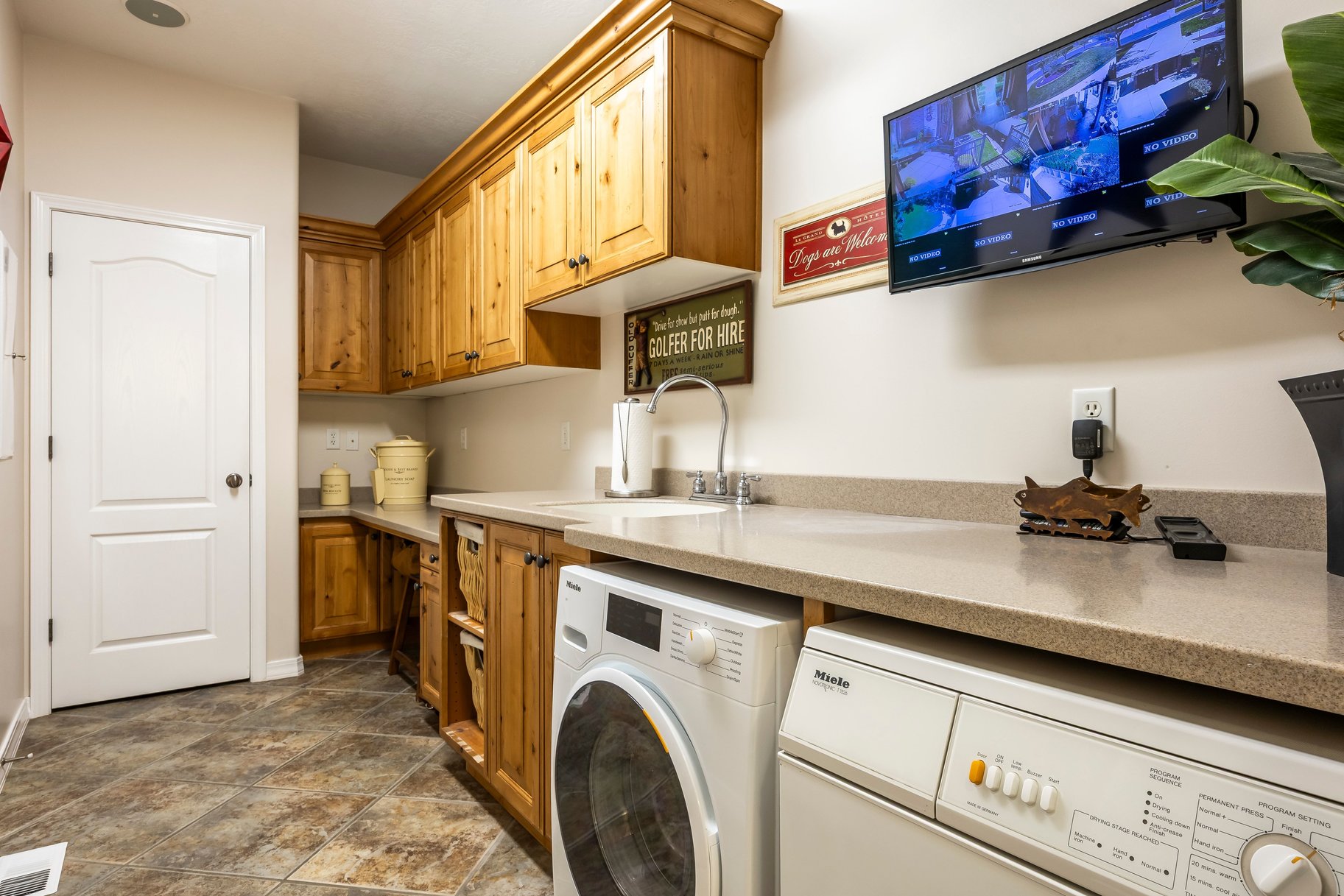  Custom South Jordan Rambler with Koi Pond, RV Parking & ADU Apartment - 物件實景