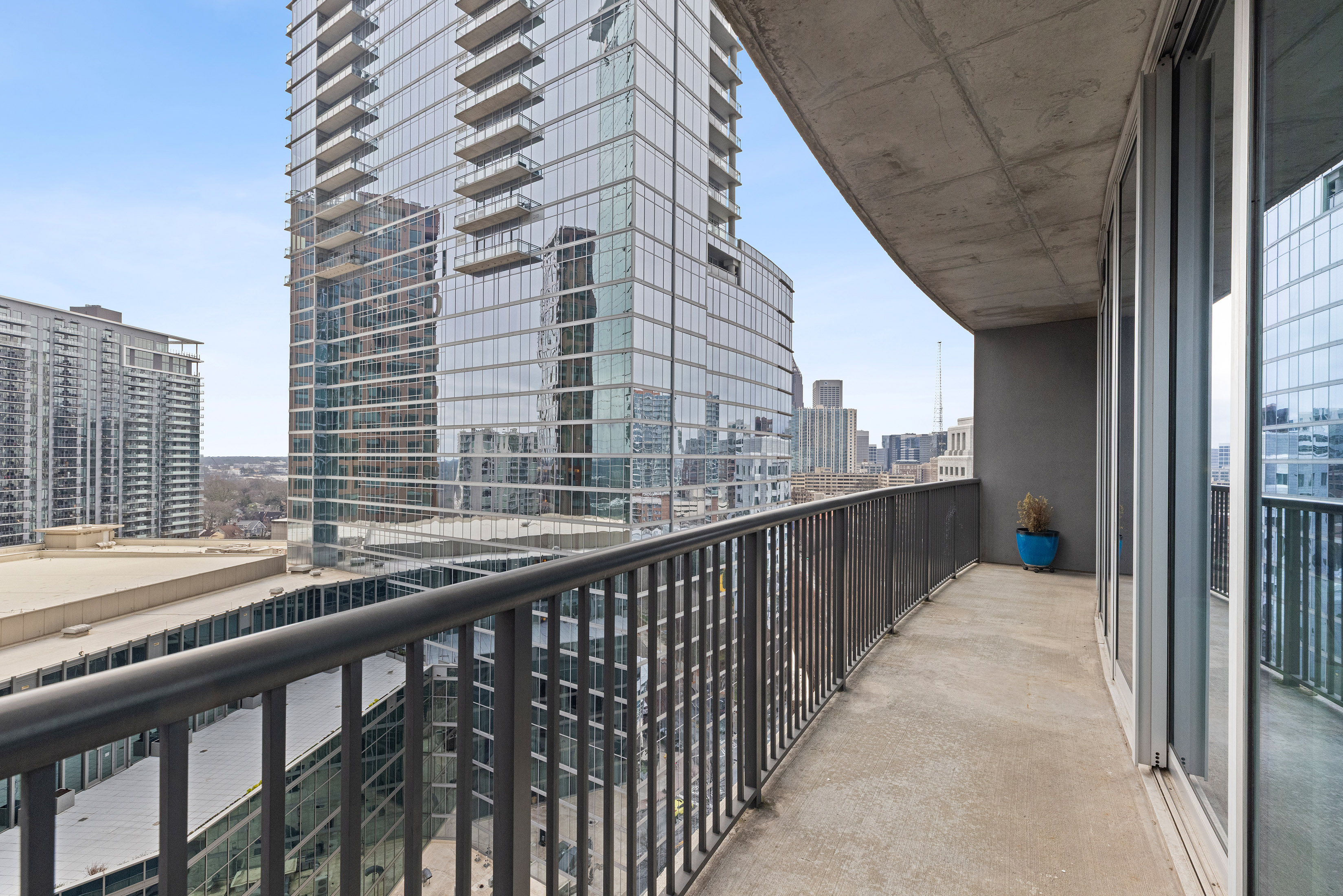  Exceptional Condo Offer Offers an Array of Amenities in a Prime Location - 物件實景