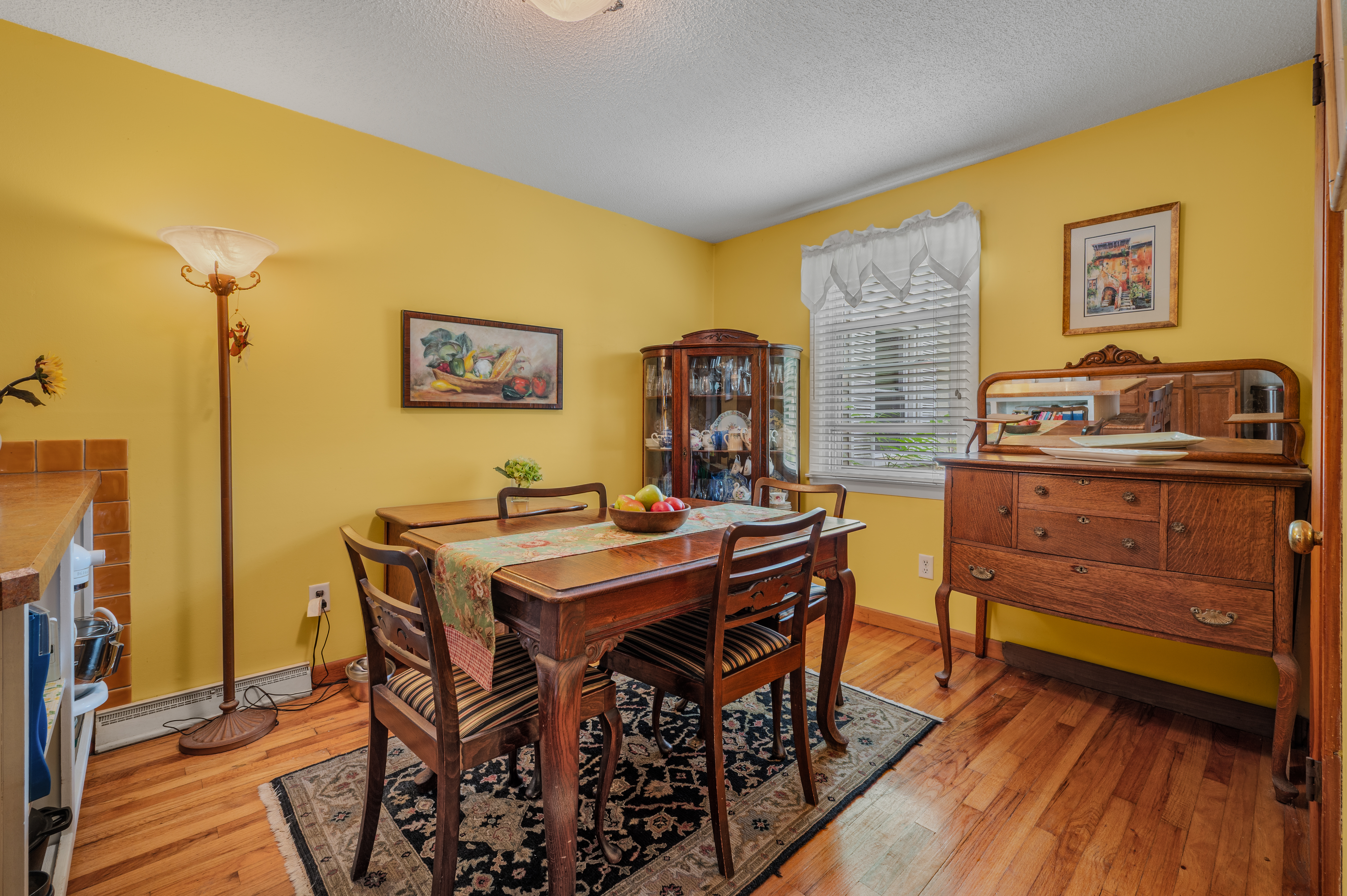 Discover easy coastal living in this sun-drenched Niantic townhouse. - 物件實景