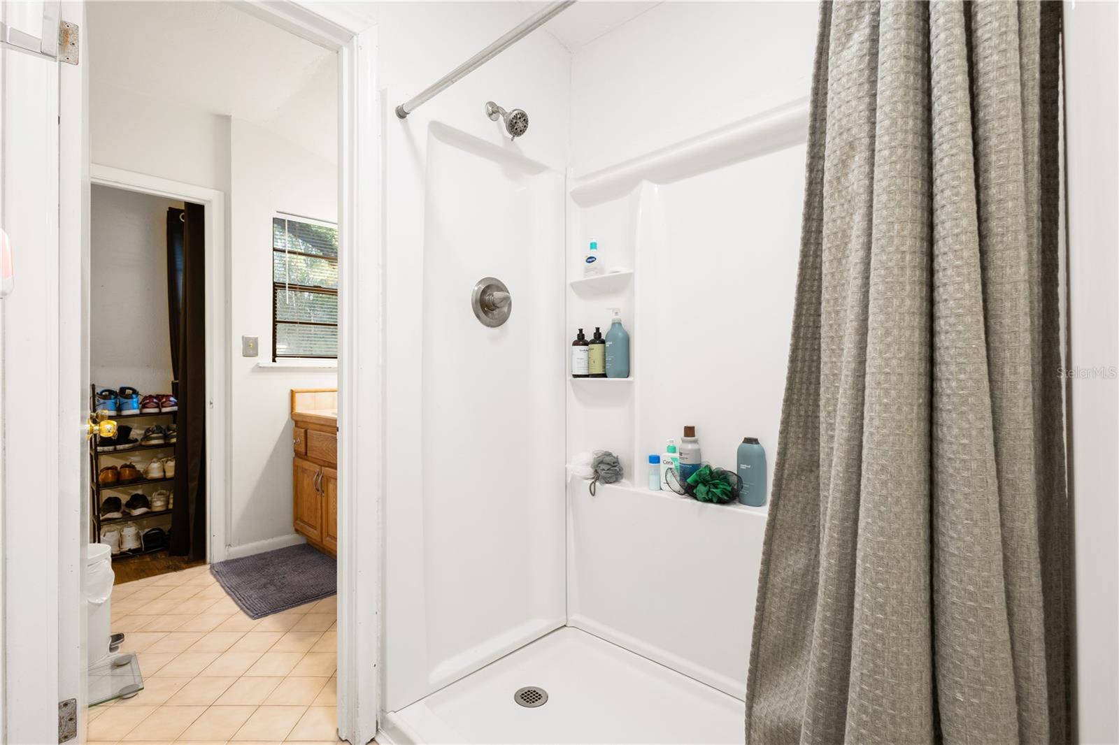 Gainsville, Florida, 32607, United States, 5 Bedrooms Bedrooms, ,4 BathroomsBathrooms,Residential,For Sale,2014852