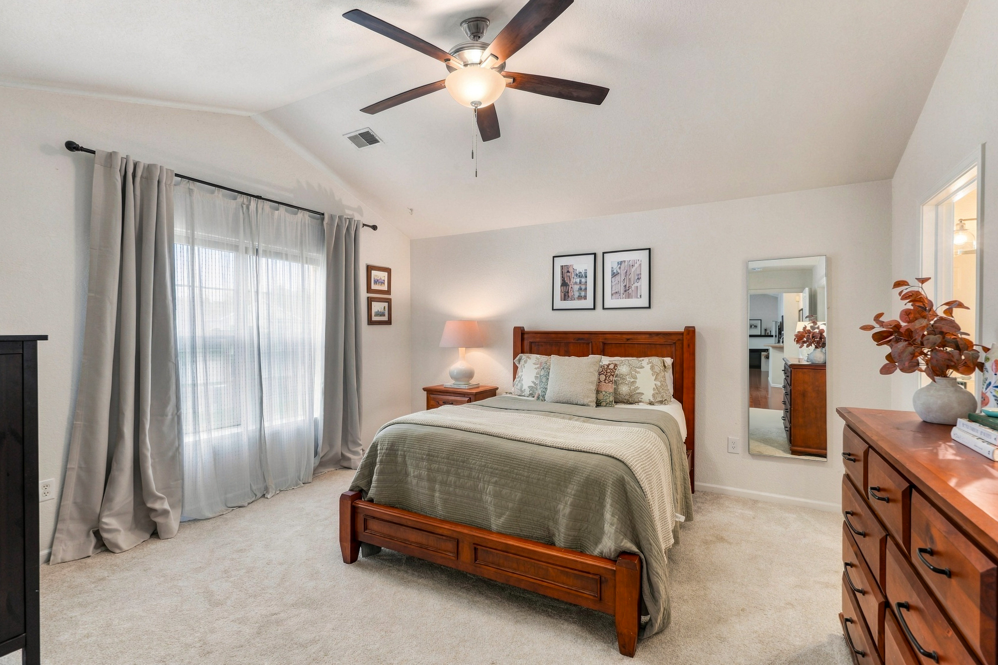  Pewaukee Condo with Scenic Pond Views & Resort Amenities - 物件實景