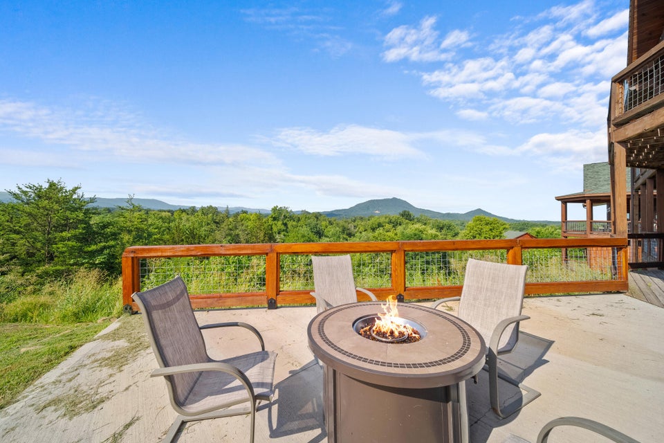 Sevierville, Tennessee, 37876, United States, 4 Bedrooms Bedrooms, ,6 BathroomsBathrooms,Residential,For Sale,1976346