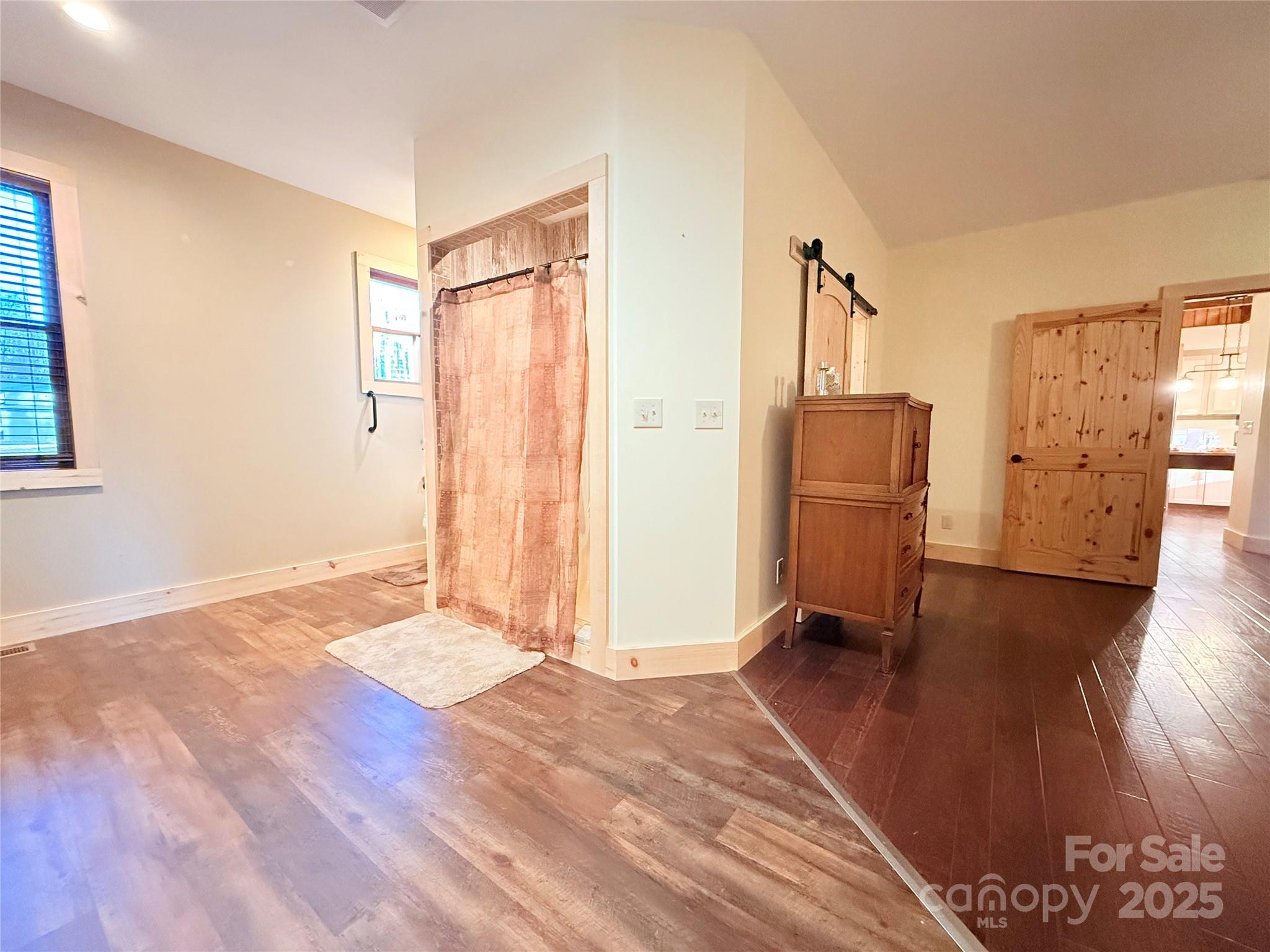 Saluda, North Carolina, 28773, United States, 3 Bedrooms Bedrooms, ,2 BathroomsBathrooms,Residential,For Sale,1978569