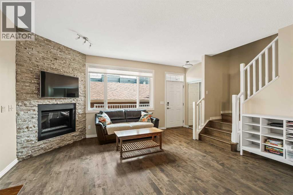 CALGARY, Alberta, T3E 2M9, CA, 2 Bedrooms Bedrooms, ,2 BathroomsBathrooms,Residential,For Sale,1949798