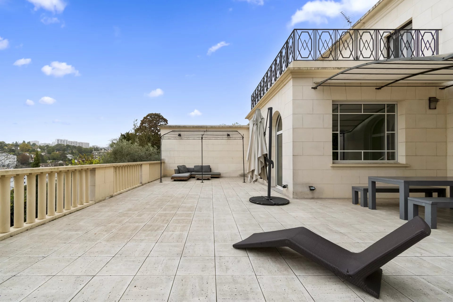 Le Pecq, Île-de-France, 78230, FR, 9 Bedrooms Bedrooms, ,9 BathroomsBathrooms,Residential,For Sale,1994371