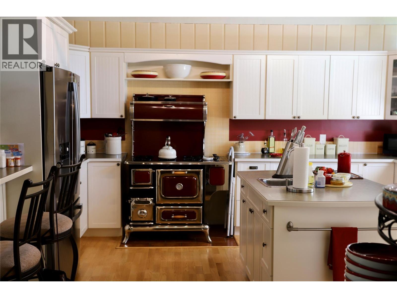 KAMLOOPS, British Columbia, V2H 1M4, CA, 5 Bedrooms Bedrooms, ,2 BathroomsBathrooms,Residential,For Sale,1912088