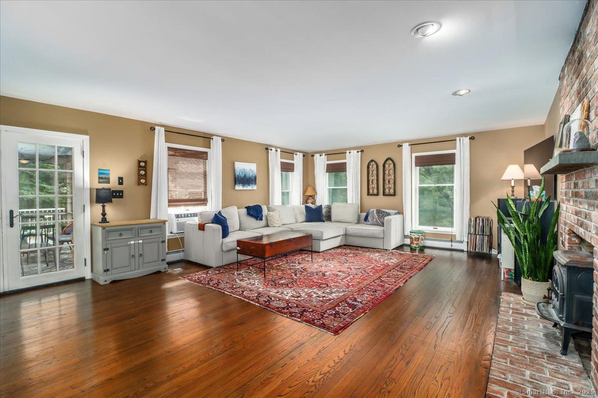 Oxford, Connecticut, 06478, United States, 3 Bedrooms Bedrooms, ,3 BathroomsBathrooms,Residential,For Sale,1916660