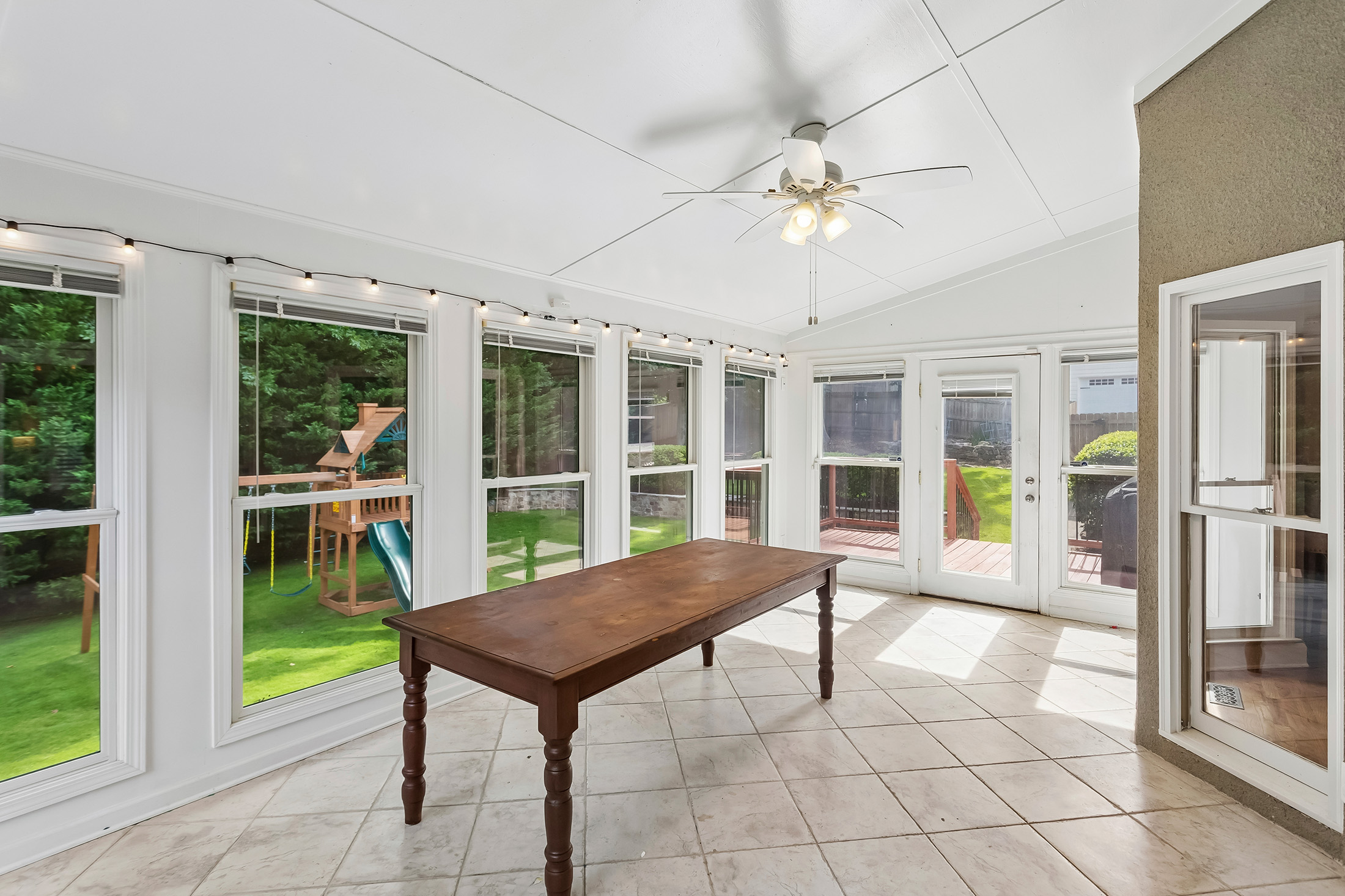 Beautifully Updated Four Bedroom Home in an Active Swim/Tennis Community - 物件實景