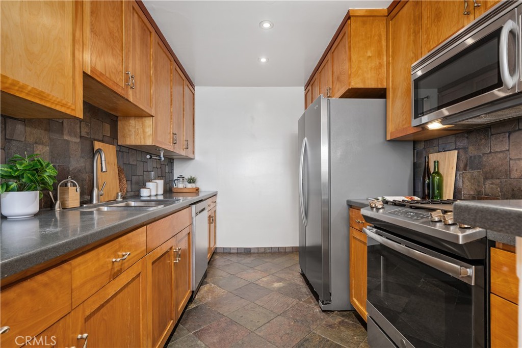 Santa Monica, California, 90403, United States, 2 Bedrooms Bedrooms, ,2 BathroomsBathrooms,Residential,For Sale,1990936