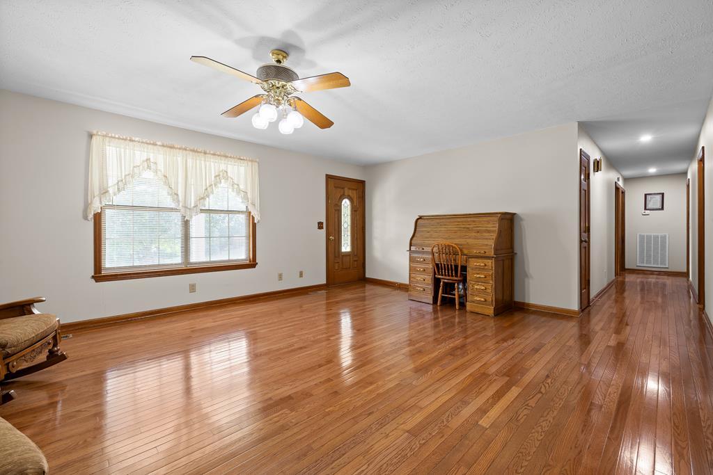 Ringgold, Georgia, 30736, United States, 6 Bedrooms Bedrooms, ,4 BathroomsBathrooms,Residential,For Sale,1927527