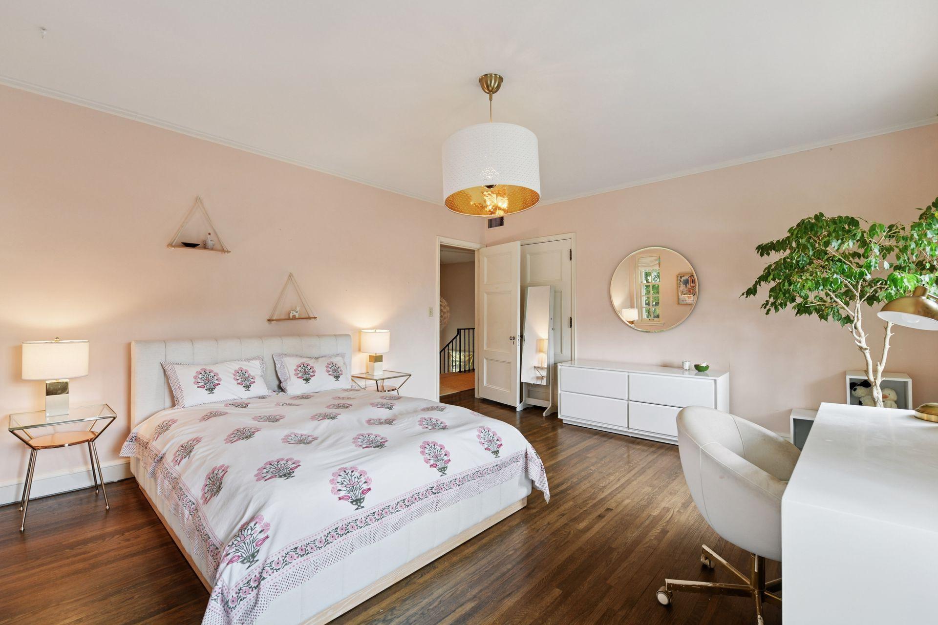 Minneapolis, Minnesota, 55405, United States, 5 Bedrooms Bedrooms, ,4 BathroomsBathrooms,Residential,For Sale,1989086