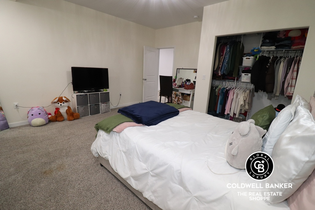Garden City, Kansas, 67846, United States, 6 Bedrooms Bedrooms, ,3 BathroomsBathrooms,Residential,For Sale,1737851