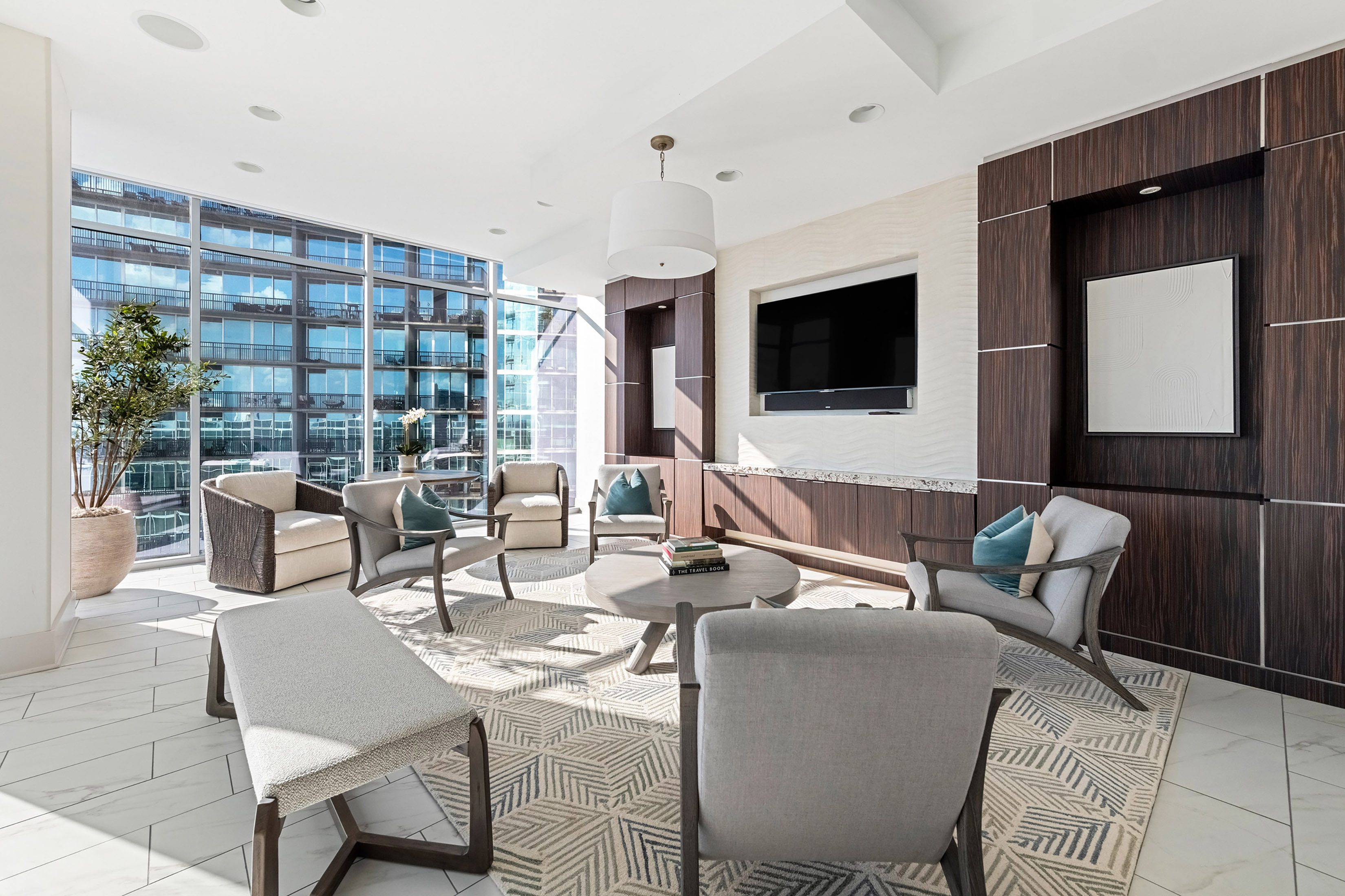  Exceptional Three Bedroom Plus Den Atop The Coveted Loews Hotel - 物件實景