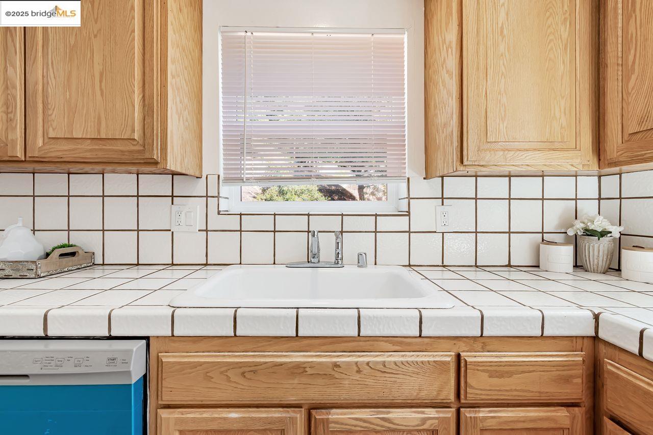 Oakland, California, 94611, United States, 4 Bedrooms Bedrooms, ,2 BathroomsBathrooms,Residential,For Sale,1906699