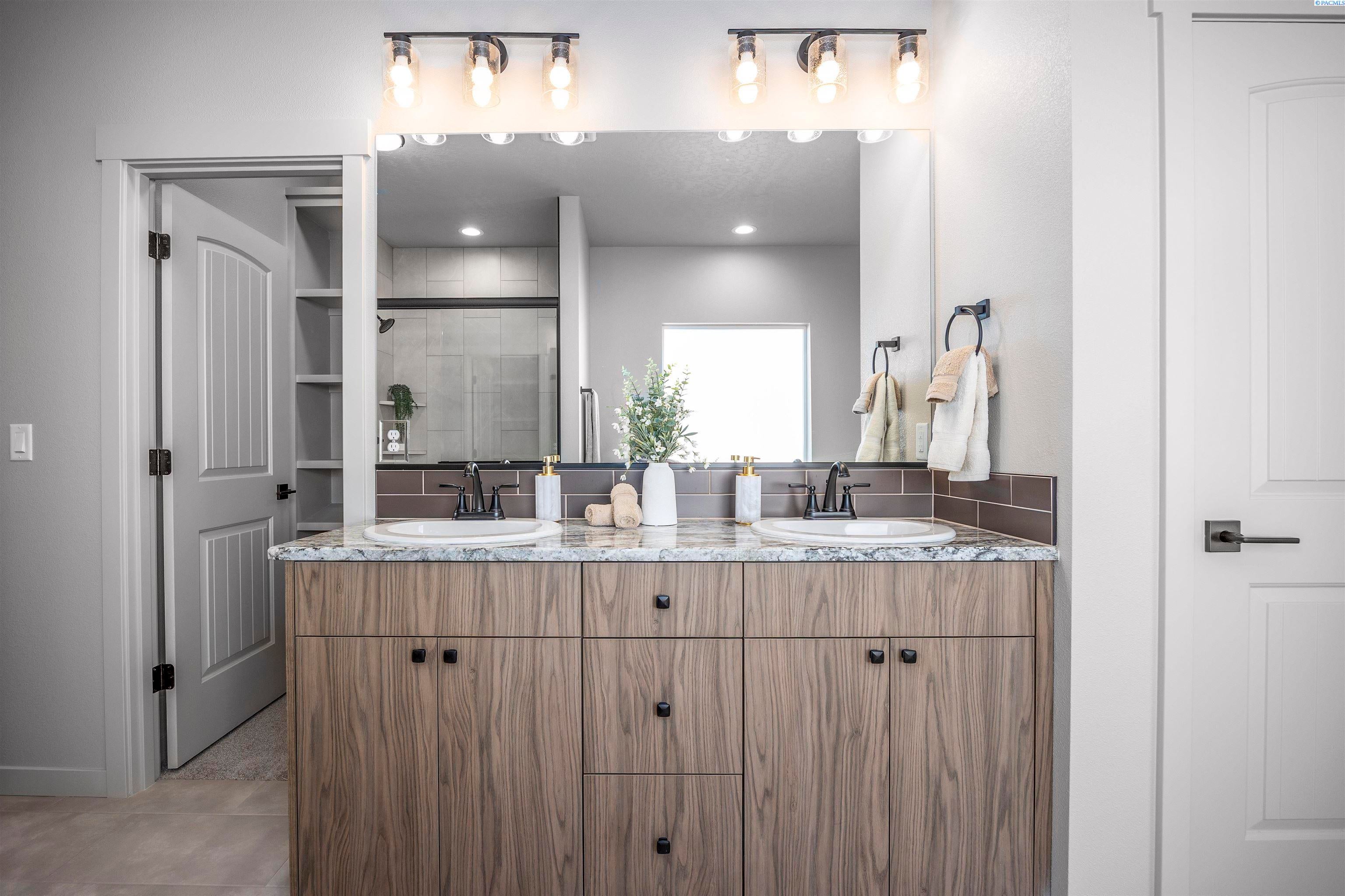 Richland, Washington, 99352, United States, 4 Bedrooms Bedrooms, ,3 BathroomsBathrooms,Residential,For Sale,1980389