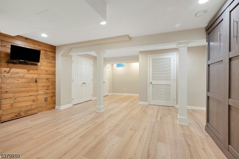 Mendham Boro, New Jersey, 07945, United States, 2 Bedrooms Bedrooms, ,3 BathroomsBathrooms,Residential,For Sale,1926186
