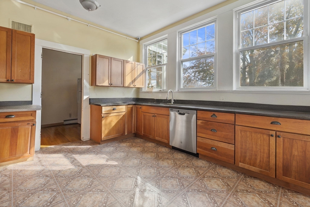 Worcester, Massachusetts, 01610, United States, 17 Bedrooms Bedrooms, ,4 BathroomsBathrooms,Residential,For Sale,1994220