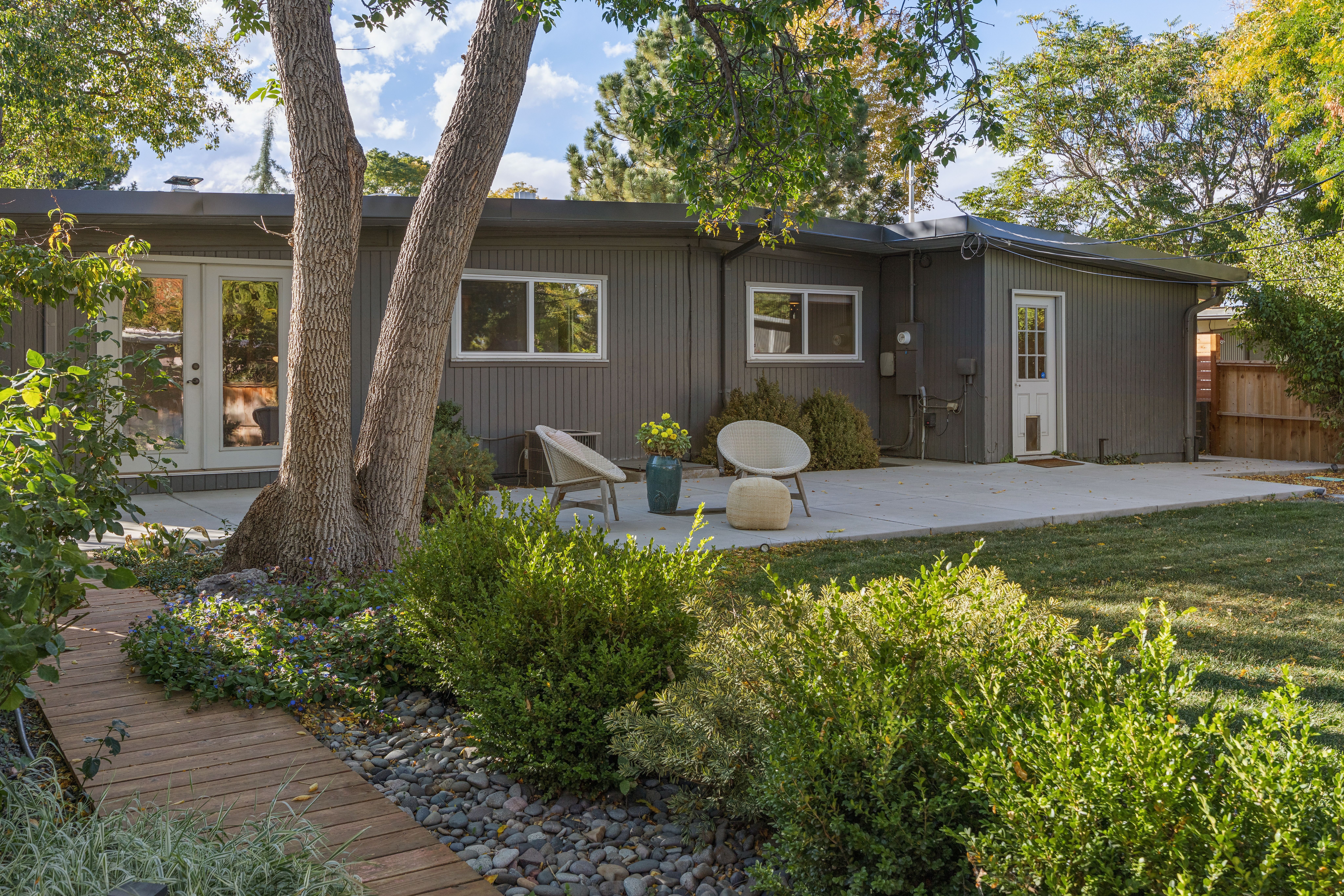  Mid-century modern lives with an effortless connection between indoors and out. - 物件實景