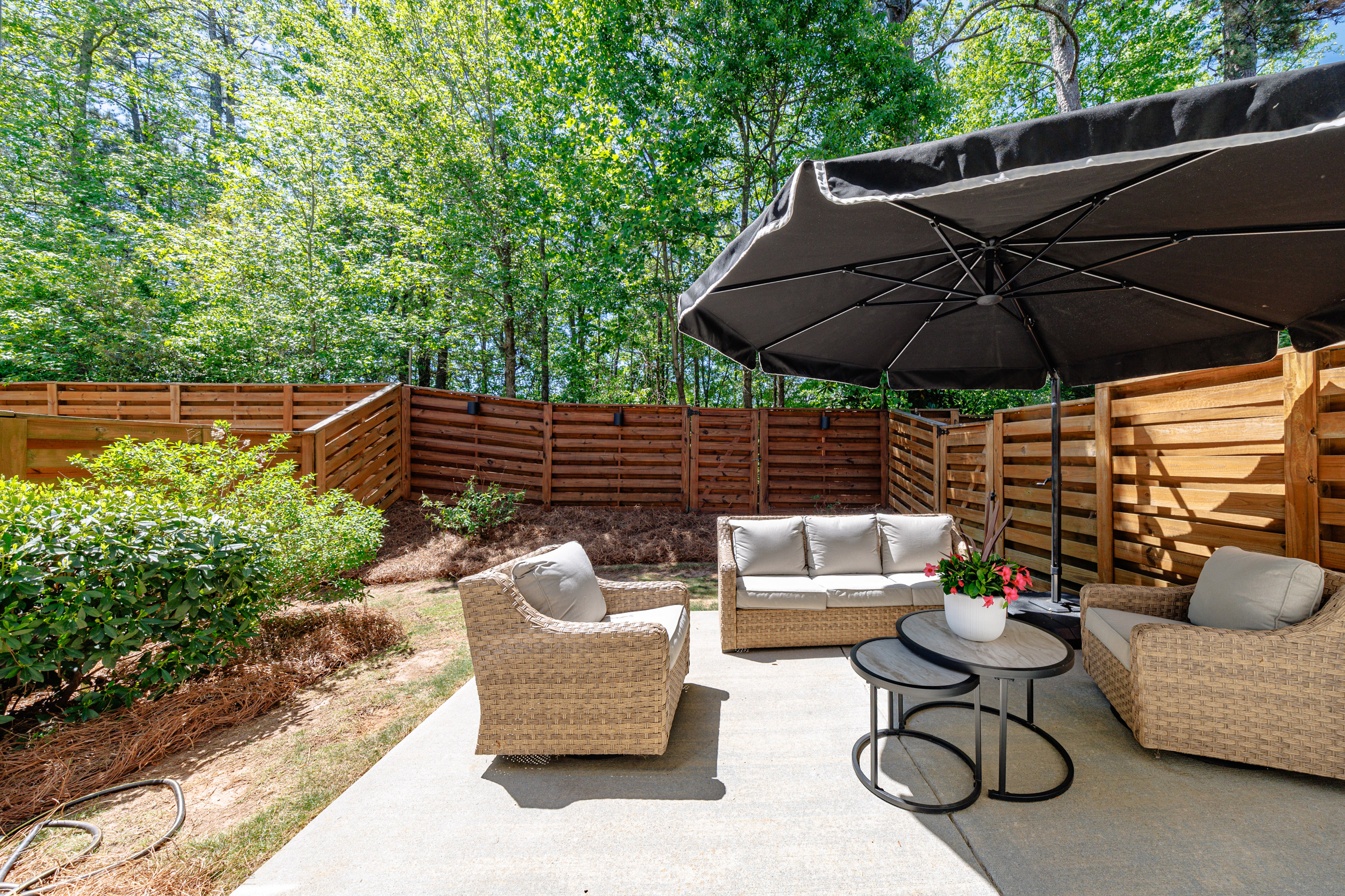  Beautifully Appointed Two-story Townhome in Inviting Gated Roswell Community - 物件實景