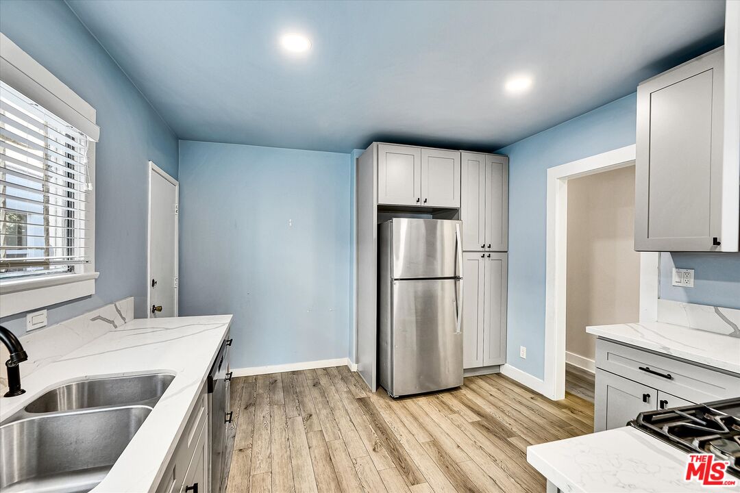Los Angeles, California, 90043, United States, 2 Bedrooms Bedrooms, ,Residential,For Sale,1766185